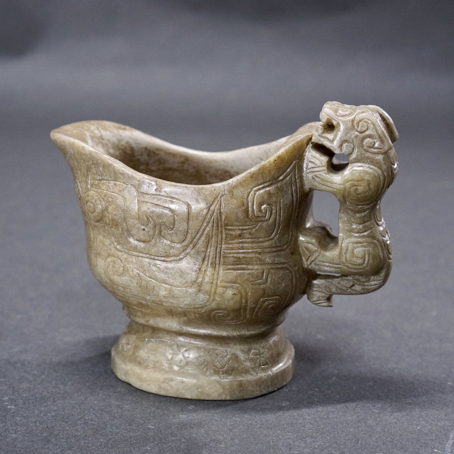 Jade goblet with tiger handle and Kuifeng pattern