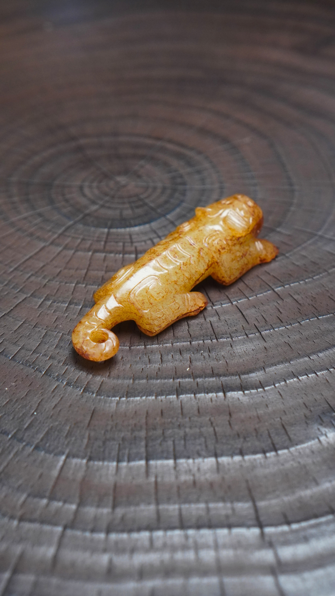 商周风格 白玉栗子黄虎形吊饰