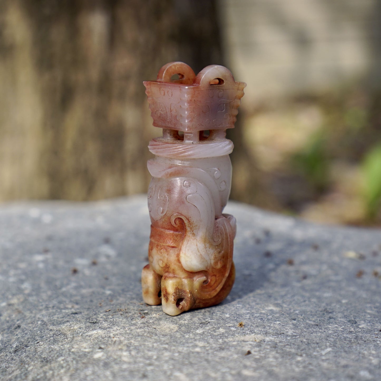 A group of white jade statues of the emperor in full dress holding a tripod and praying for blessings