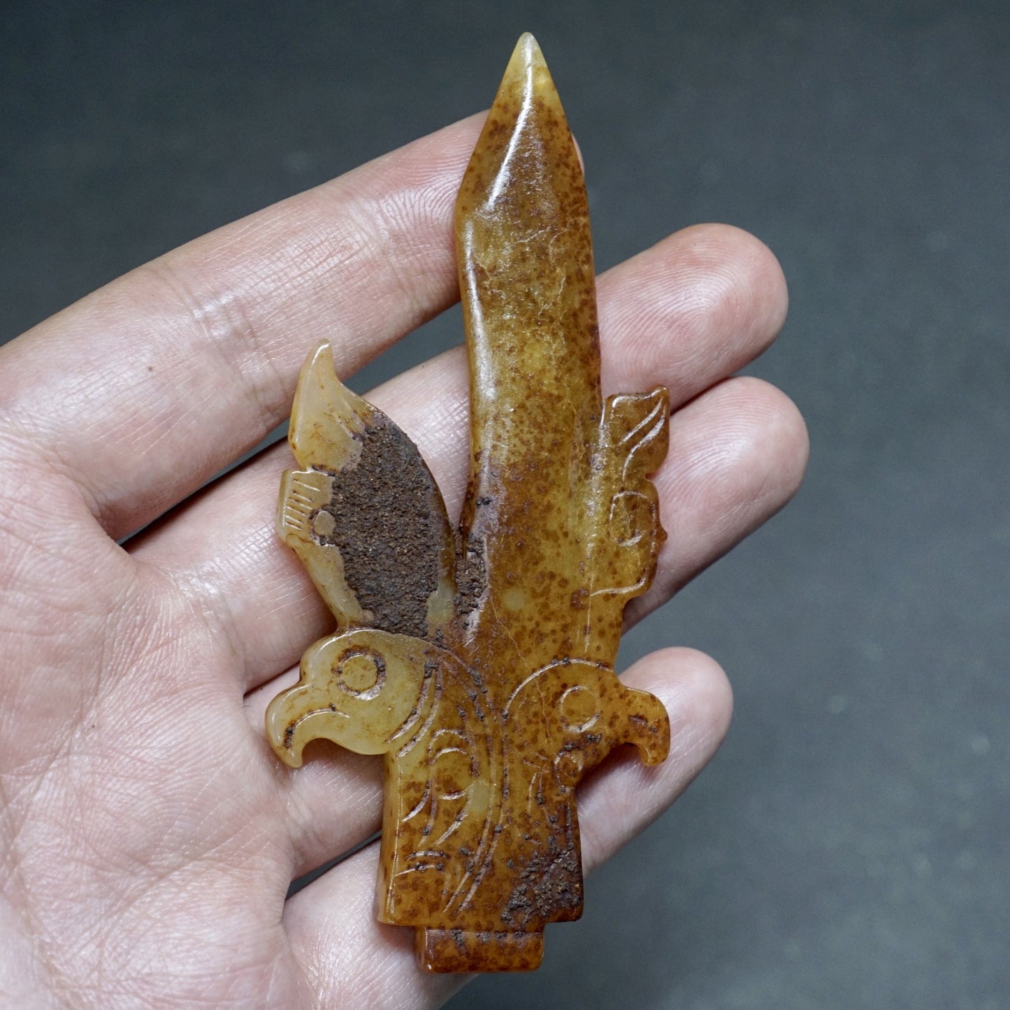 A double-headed phoenix in a dagger-shaped crown with a jade ornament