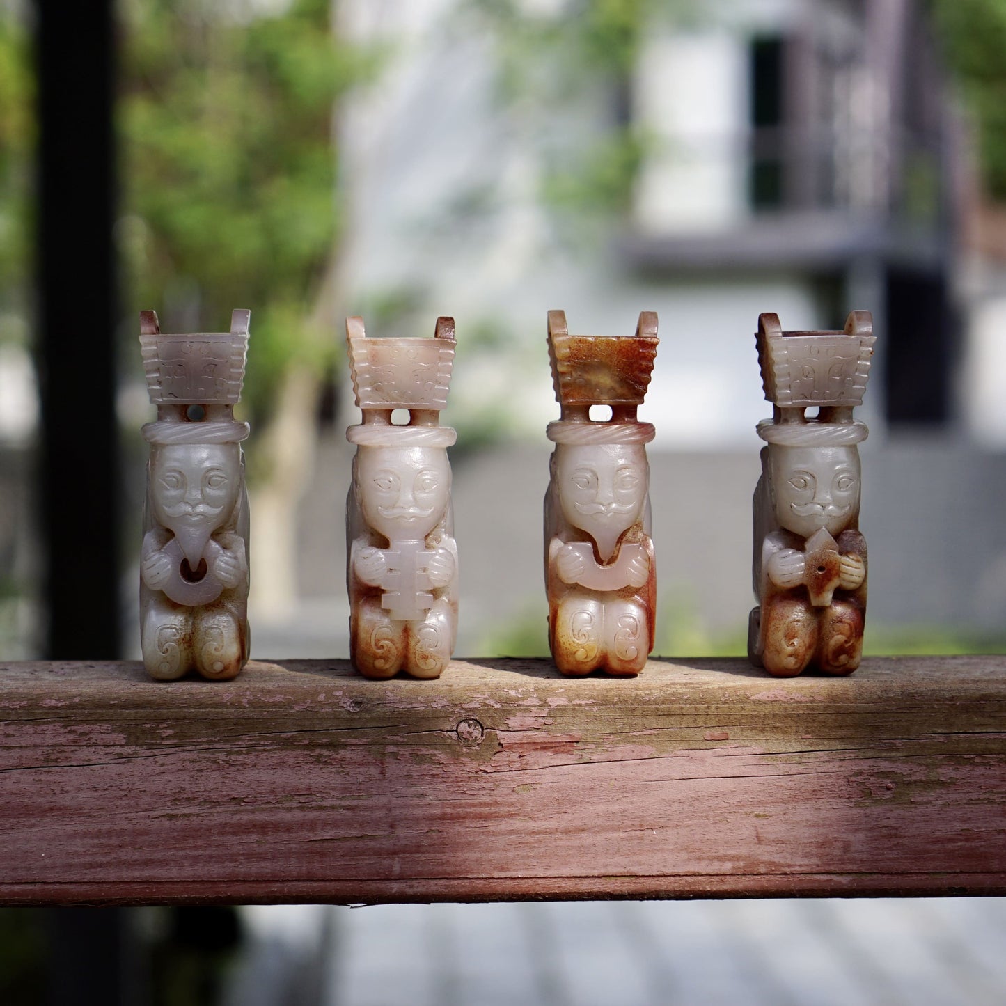 A group of white jade statues of the emperor in full dress holding a tripod and praying for blessings