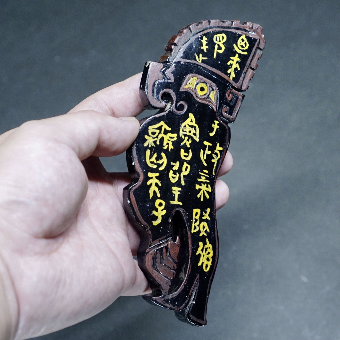 A double-sided lacquer-painted jade parrot pendant with inscriptions