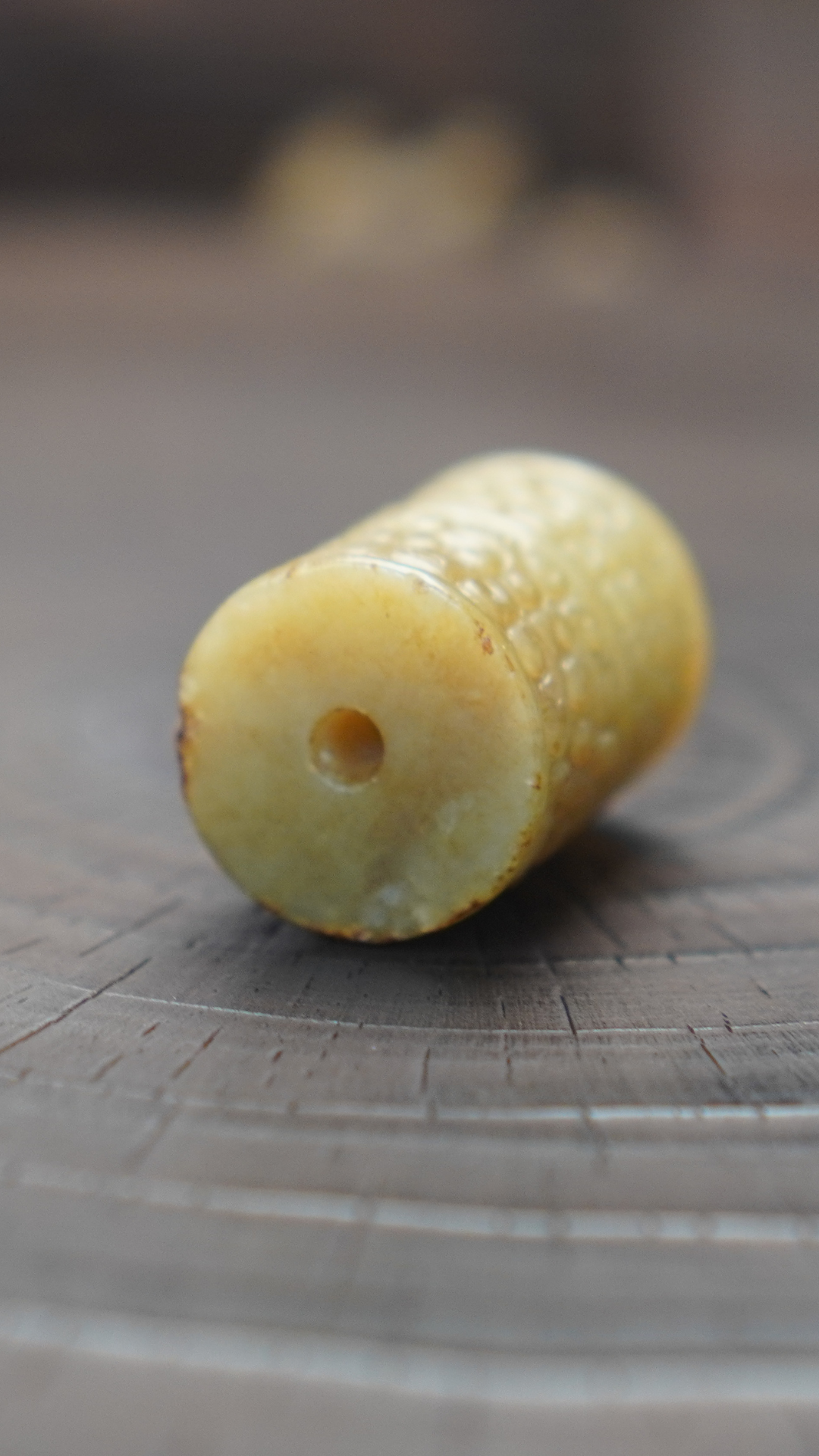 White jade buckle with grain pattern in the style of the Warring States and Han Dynasties