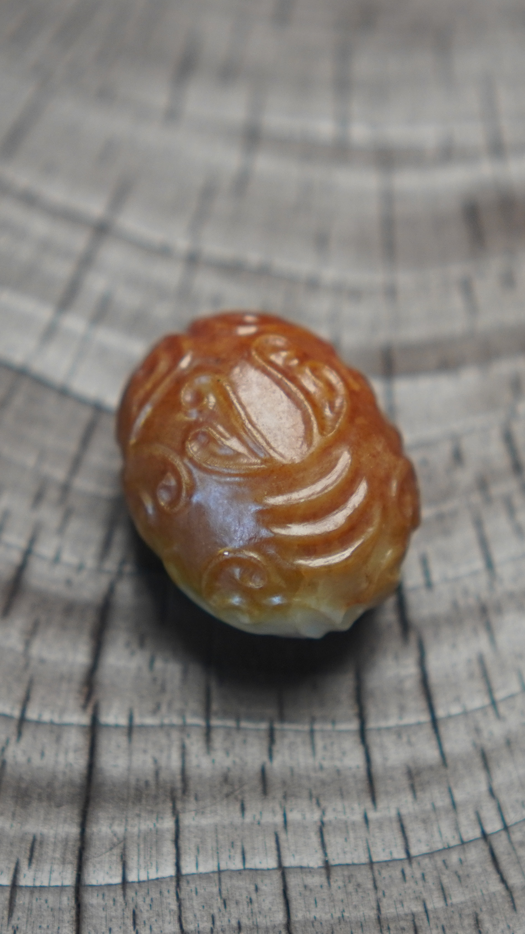 石家河风格 和田白玉巧沁减底起阳凸雕卧兽纹珠