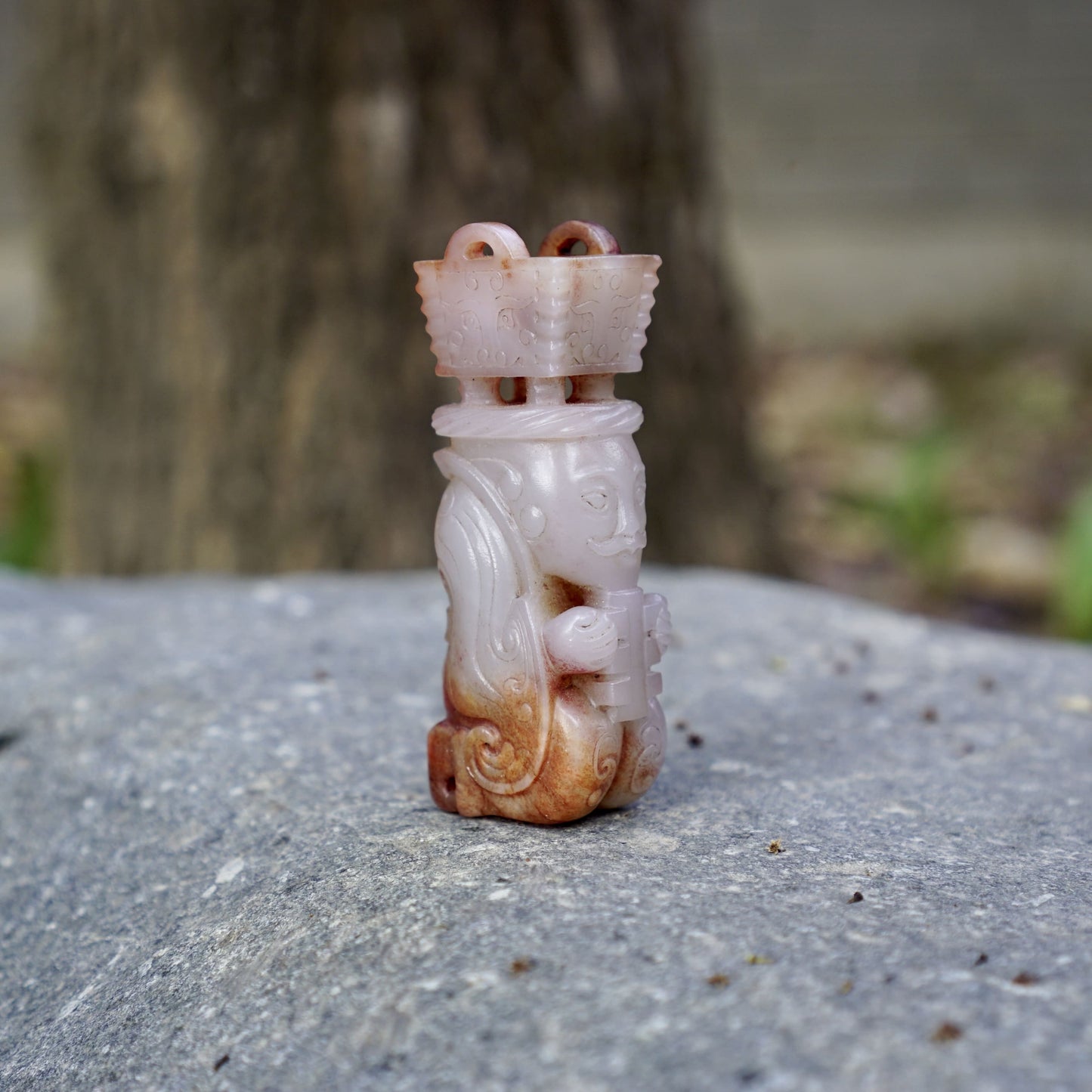 A group of white jade statues of the emperor in full dress holding a tripod and praying for blessings