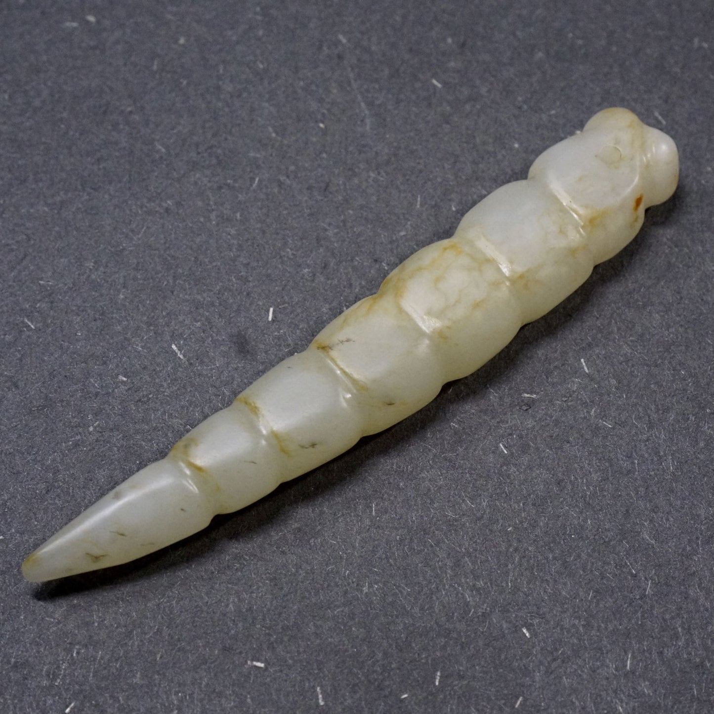 Pointed tail convex eyes rectangular curved bow-shaped white jade silkworm