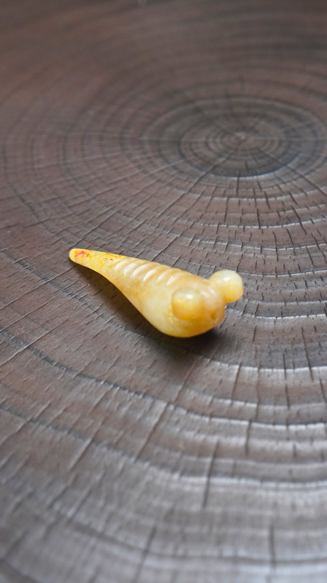 凸眼尖尾圆雕白玉蚕挂坠