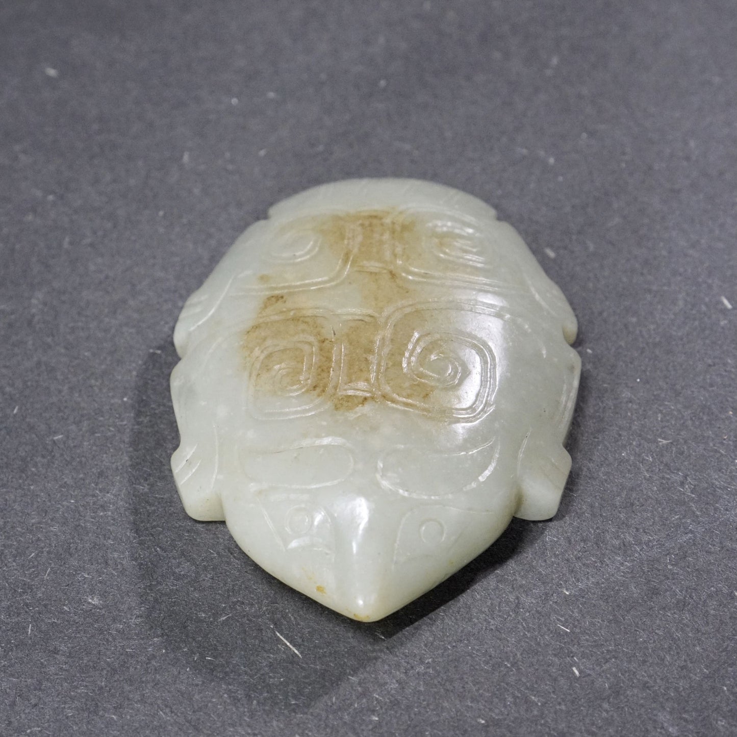 Flat animal-shaped jade weight