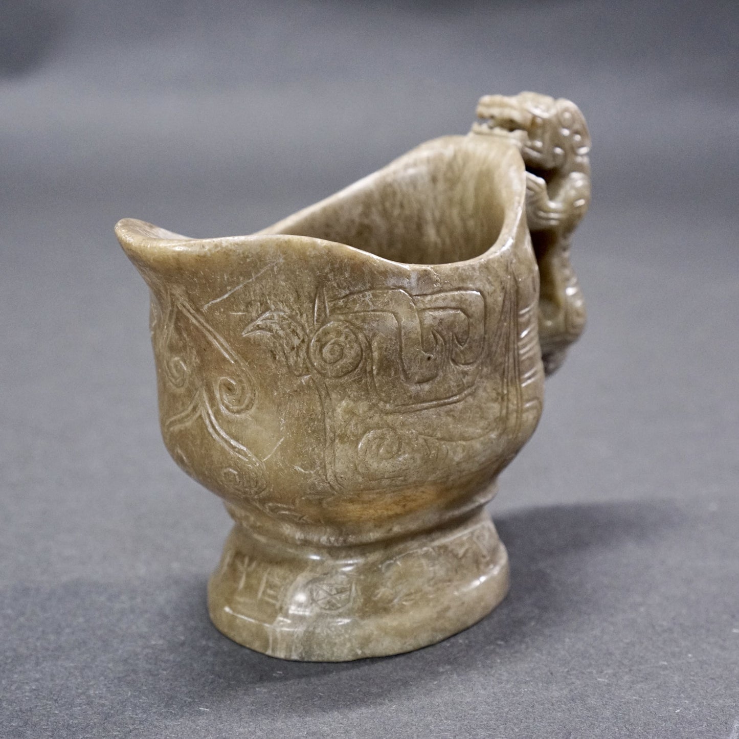 Jade goblet with tiger handle and Kuifeng pattern