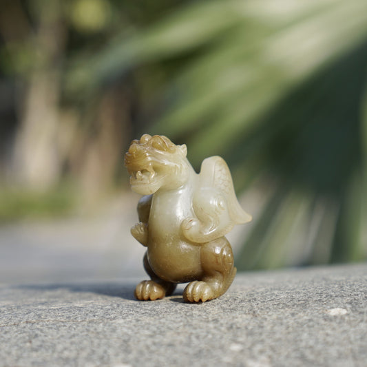 Round-carved white jade flying bear