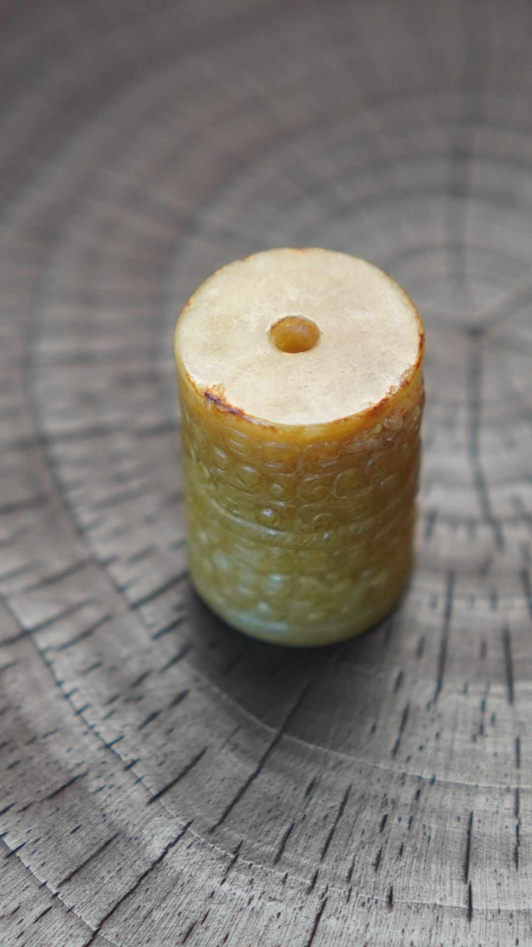 White jade buckle with grain pattern in the style of the Warring States and Han Dynasties