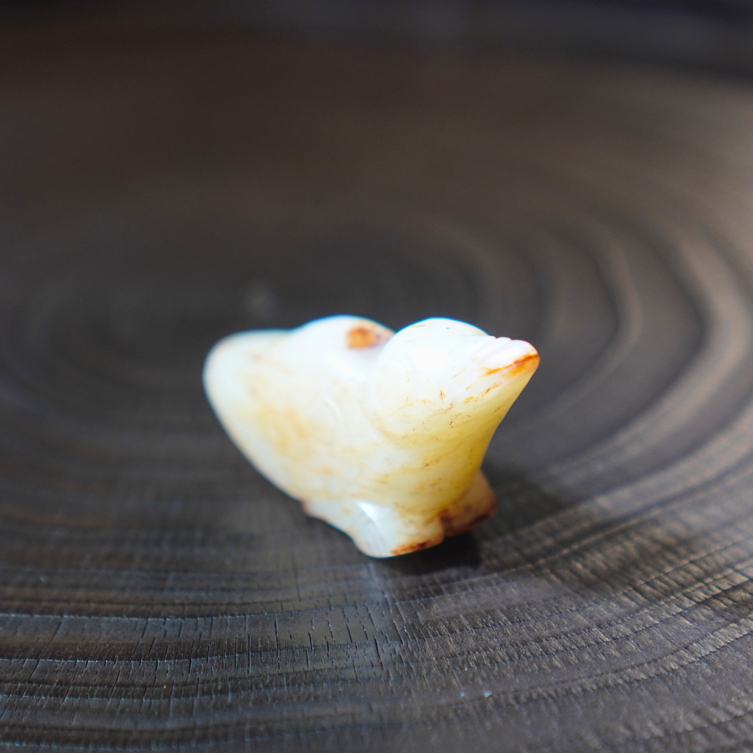 巧沁白玉圆雕尖喙鸟形吊坠