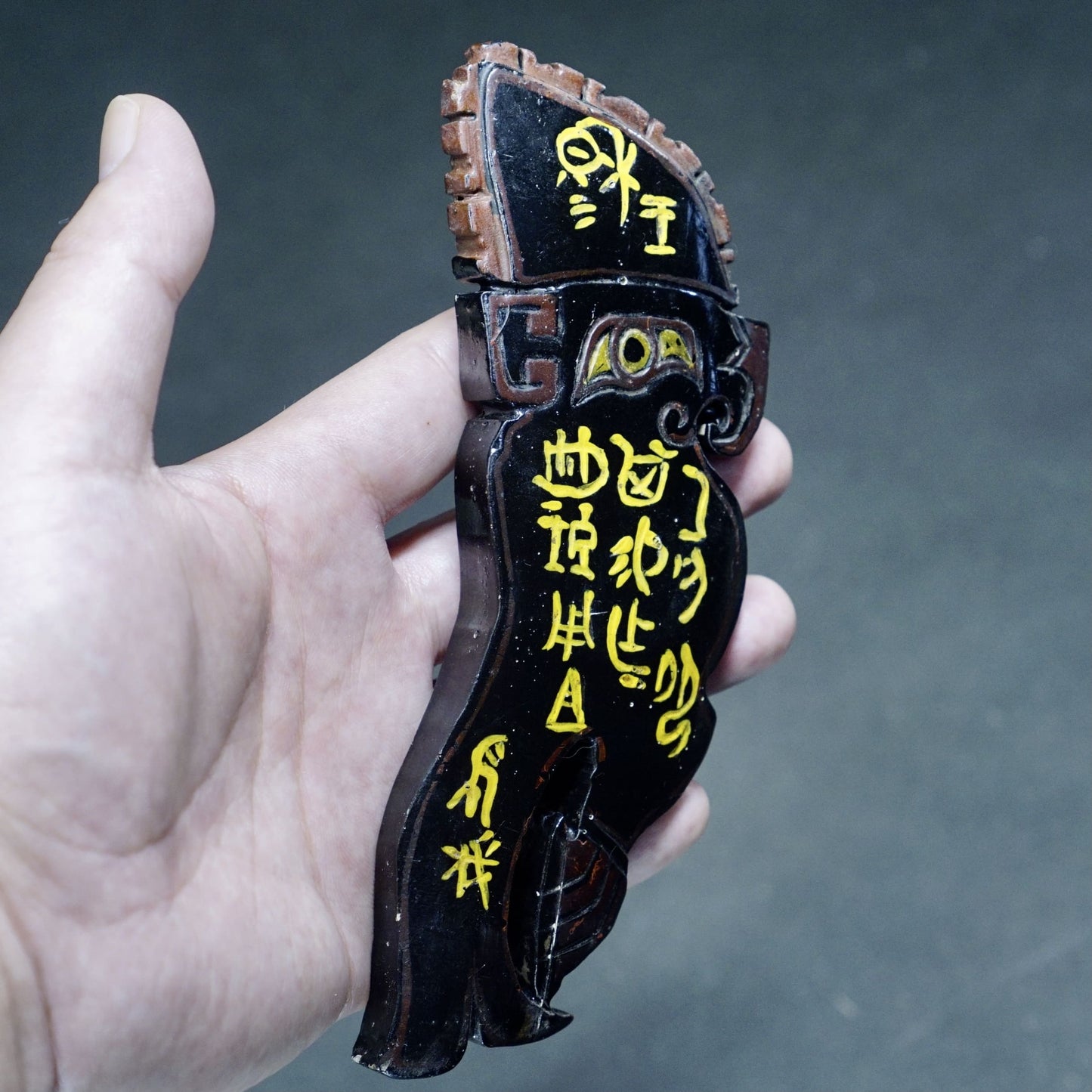 A double-sided lacquer-painted jade parrot pendant with inscriptions