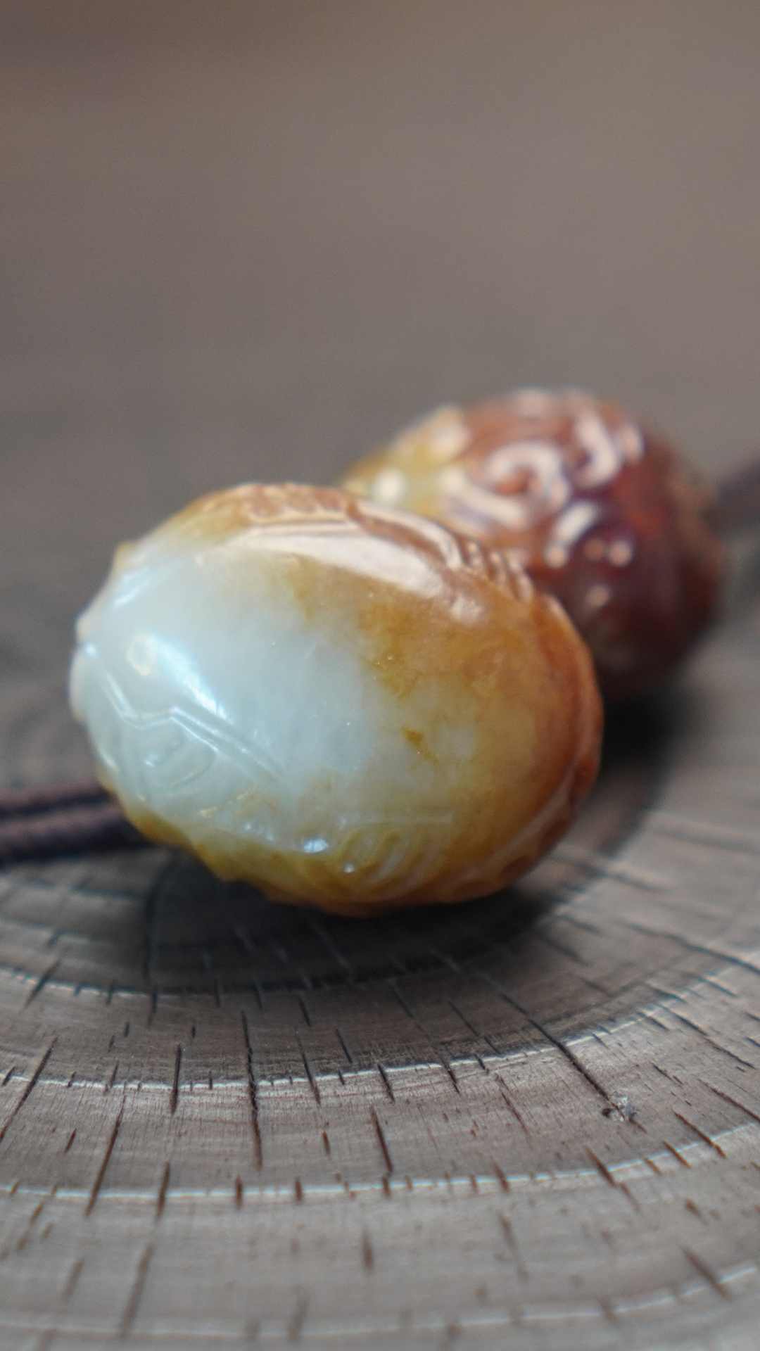 石家河风格 和田白玉巧沁减底起阳凸雕卧兽纹珠