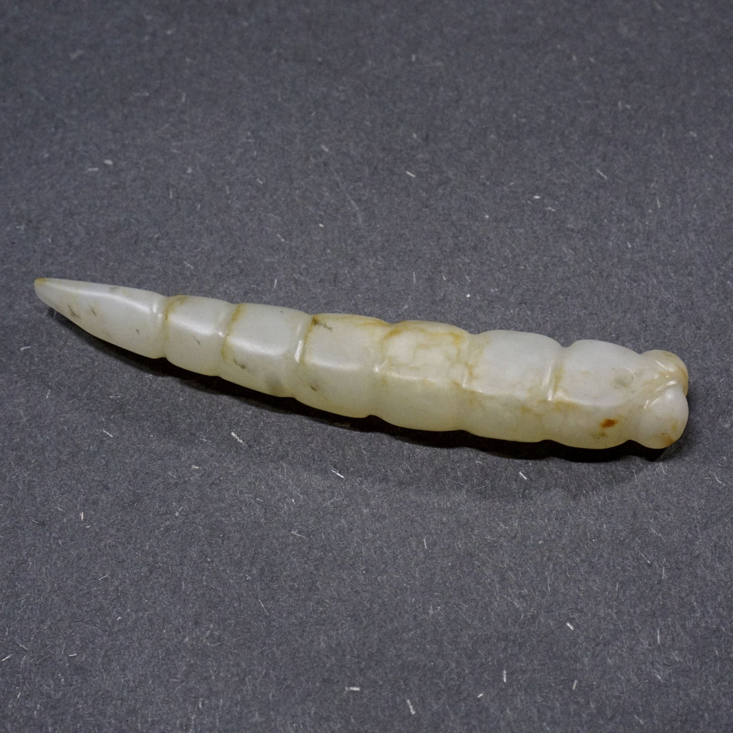 Pointed tail convex eyes rectangular curved bow-shaped white jade silkworm