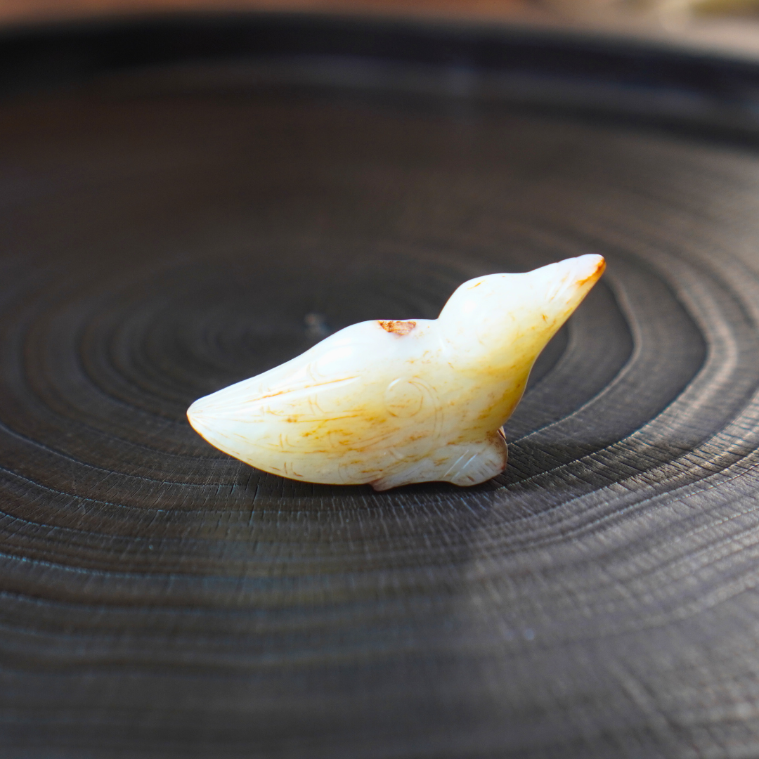 巧沁白玉圆雕尖喙鸟形吊坠