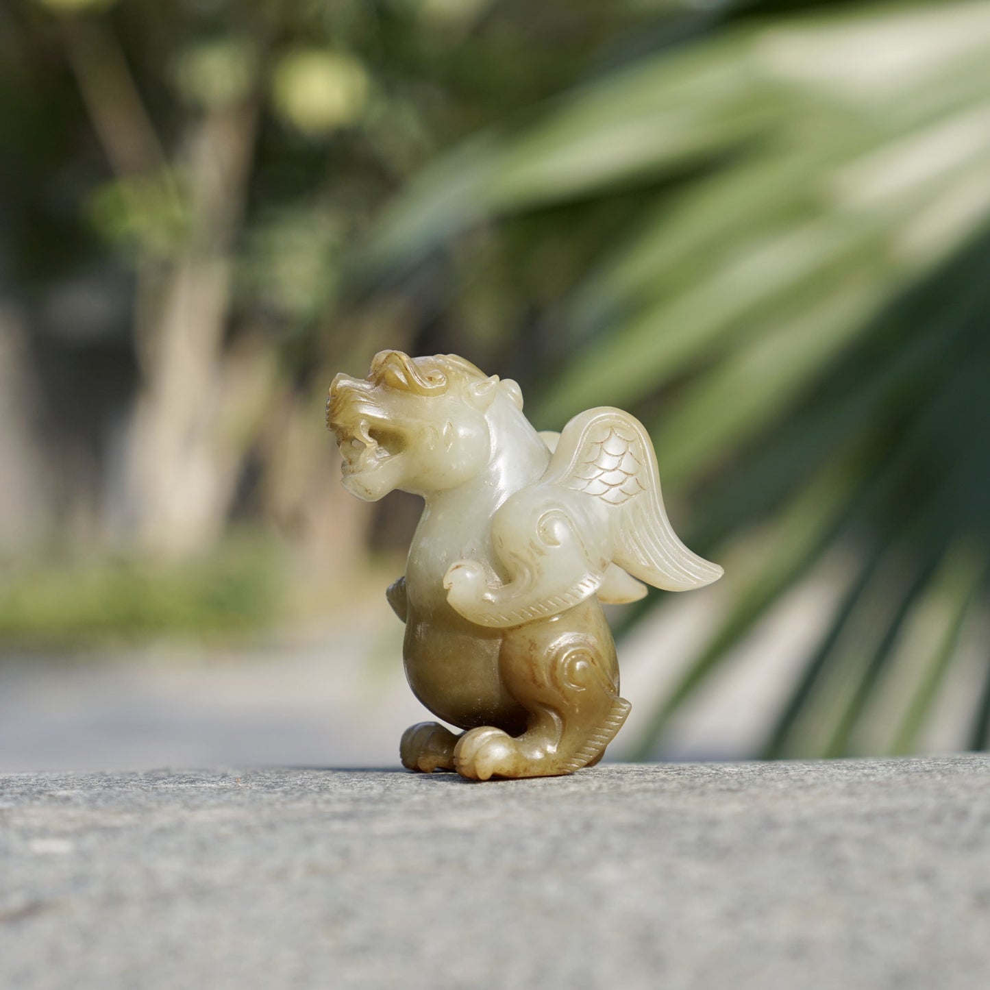 Round-carved white jade flying bear