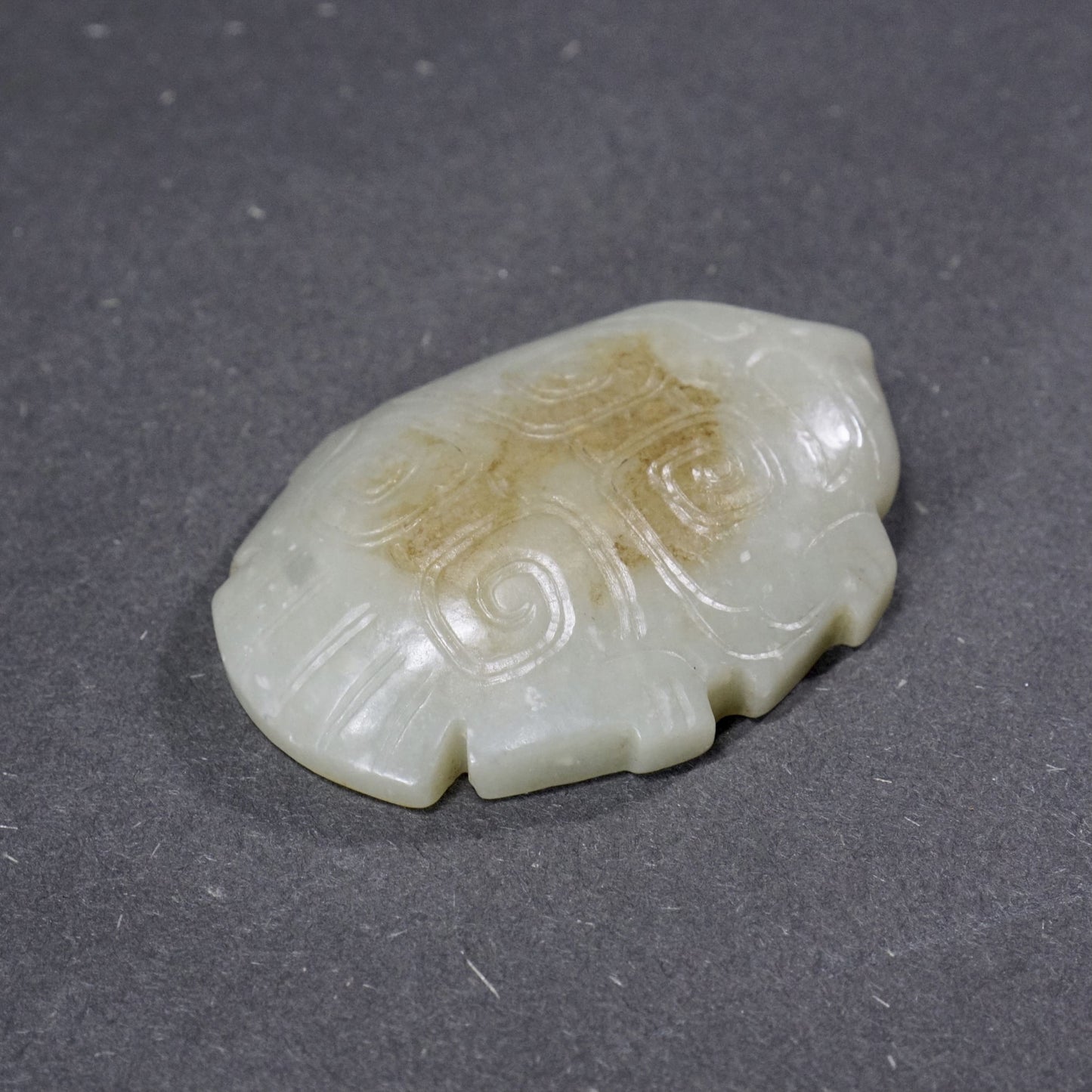 Flat animal-shaped jade weight