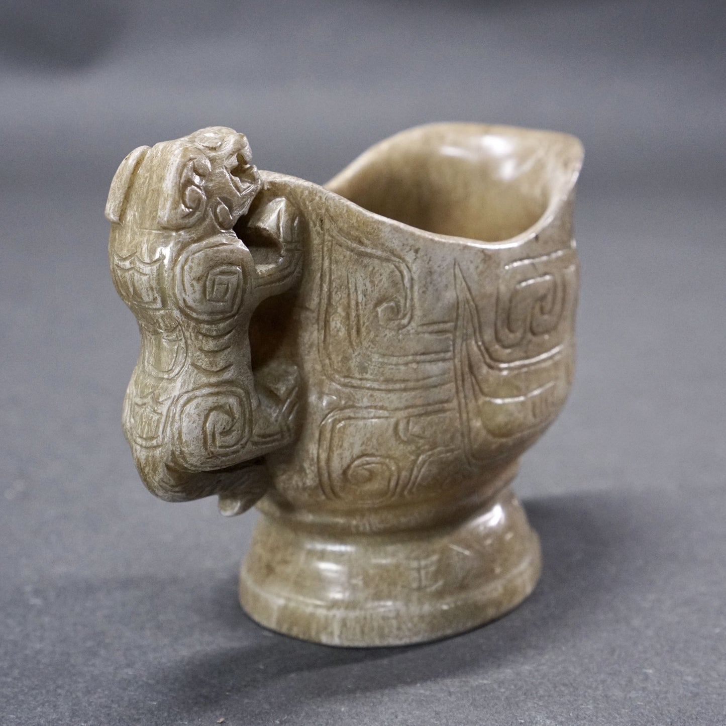 Jade goblet with tiger handle and Kuifeng pattern