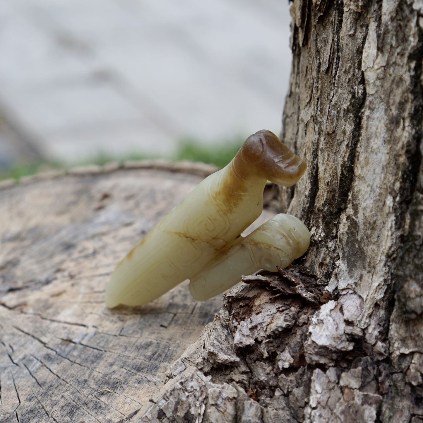 A white jade mantis with an inscription on the back