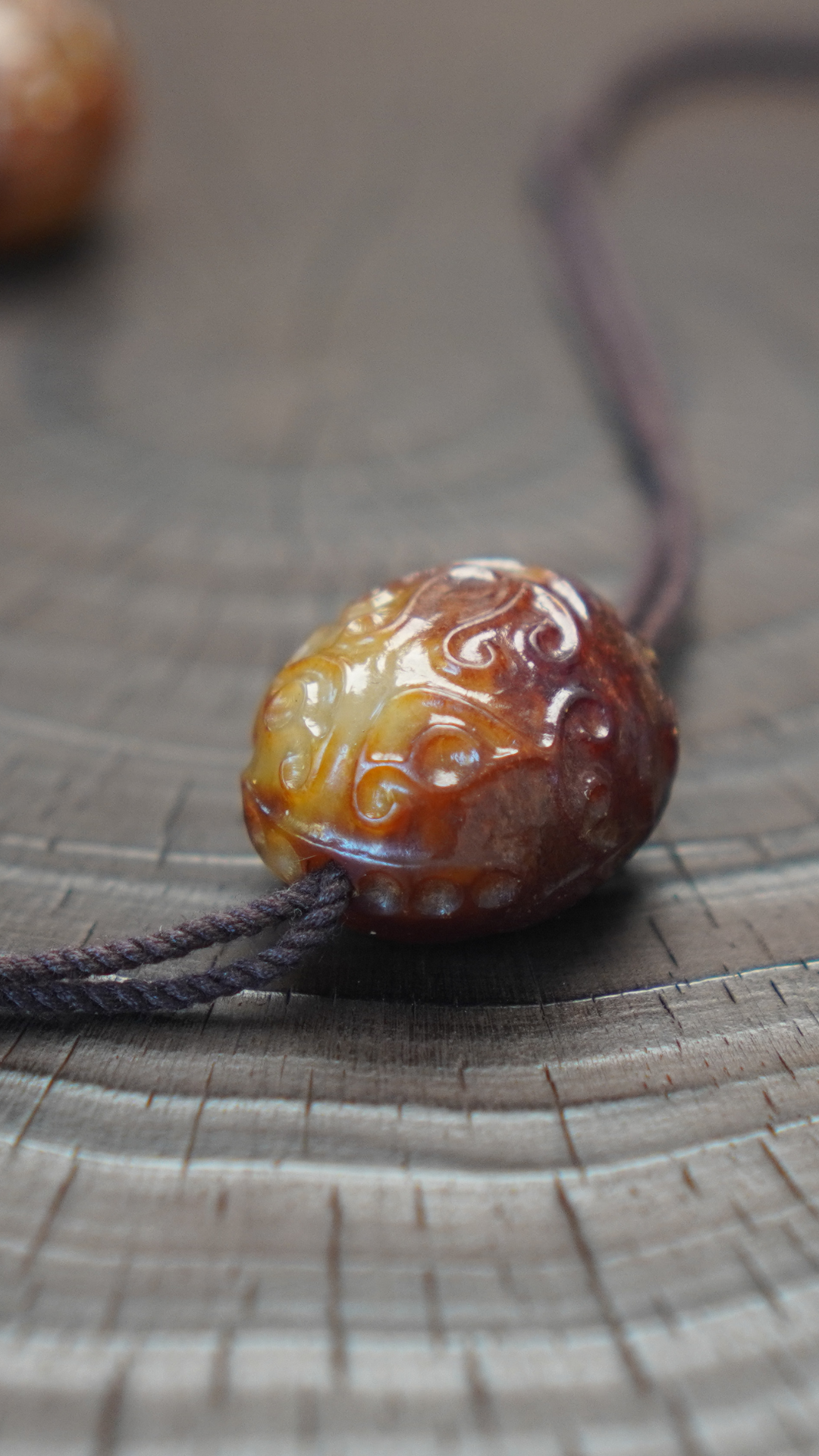 石家河风格 和田白玉巧沁减底起阳凸雕卧兽纹珠