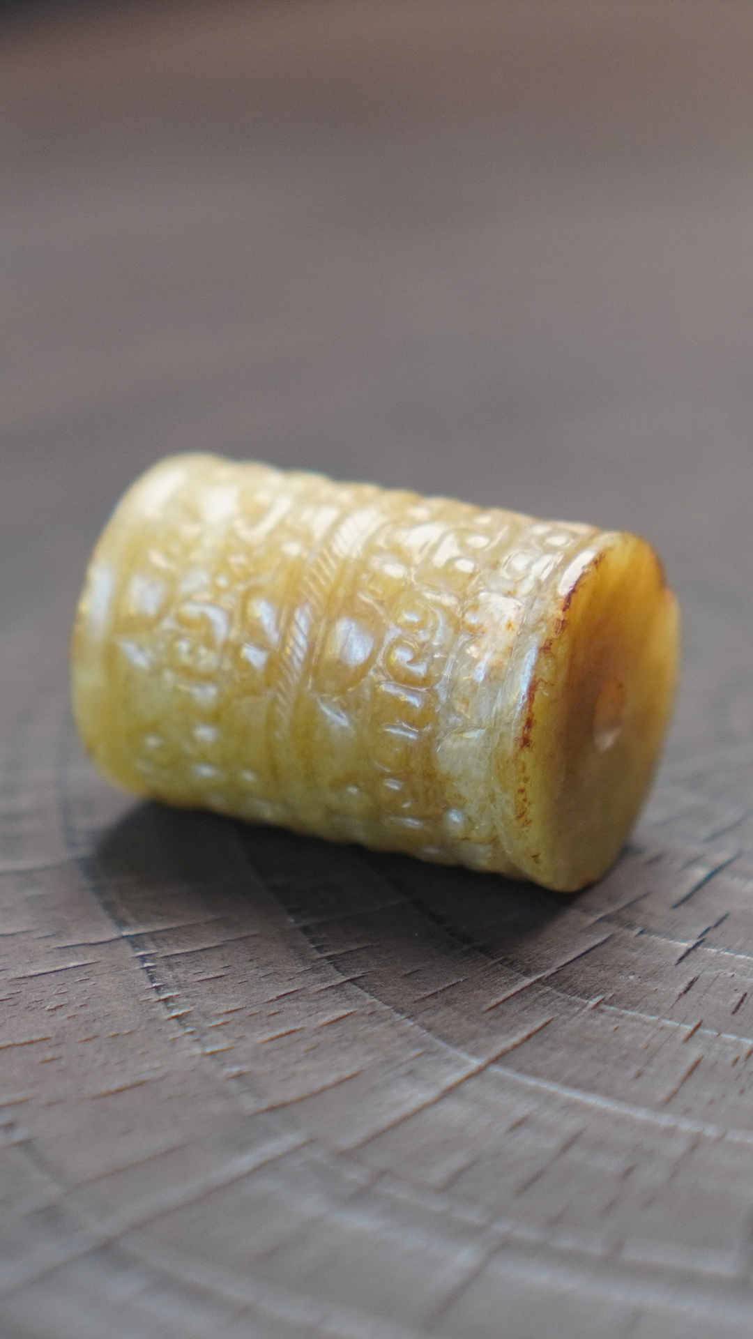 White jade buckle with grain pattern in the style of the Warring States and Han Dynasties