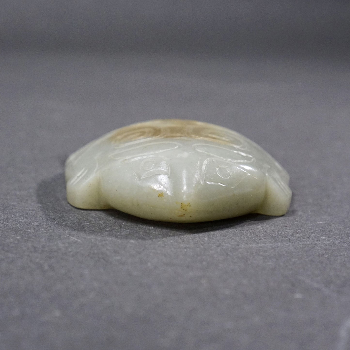 Flat animal-shaped jade weight