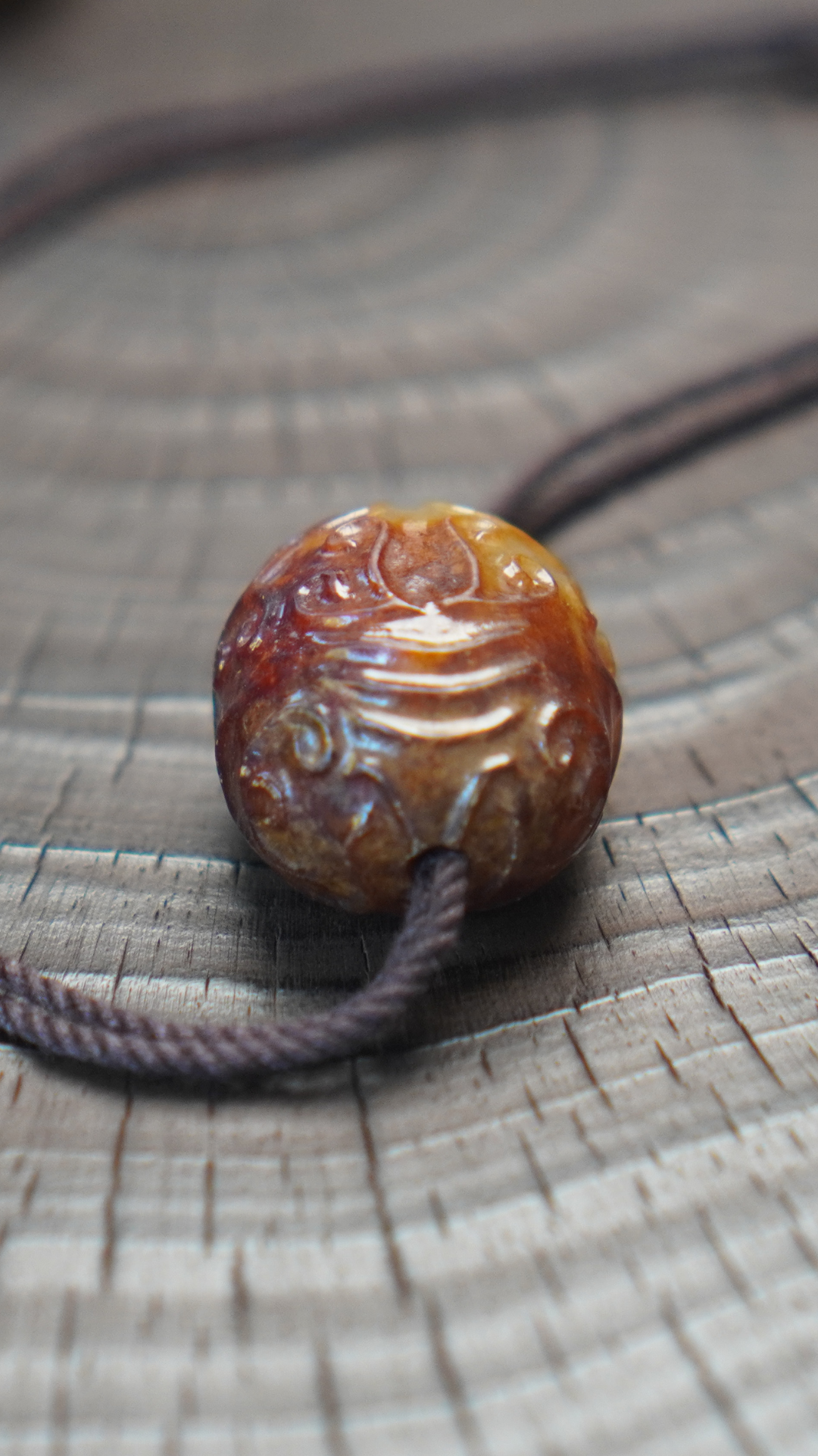 石家河风格 和田白玉巧沁减底起阳凸雕卧兽纹珠