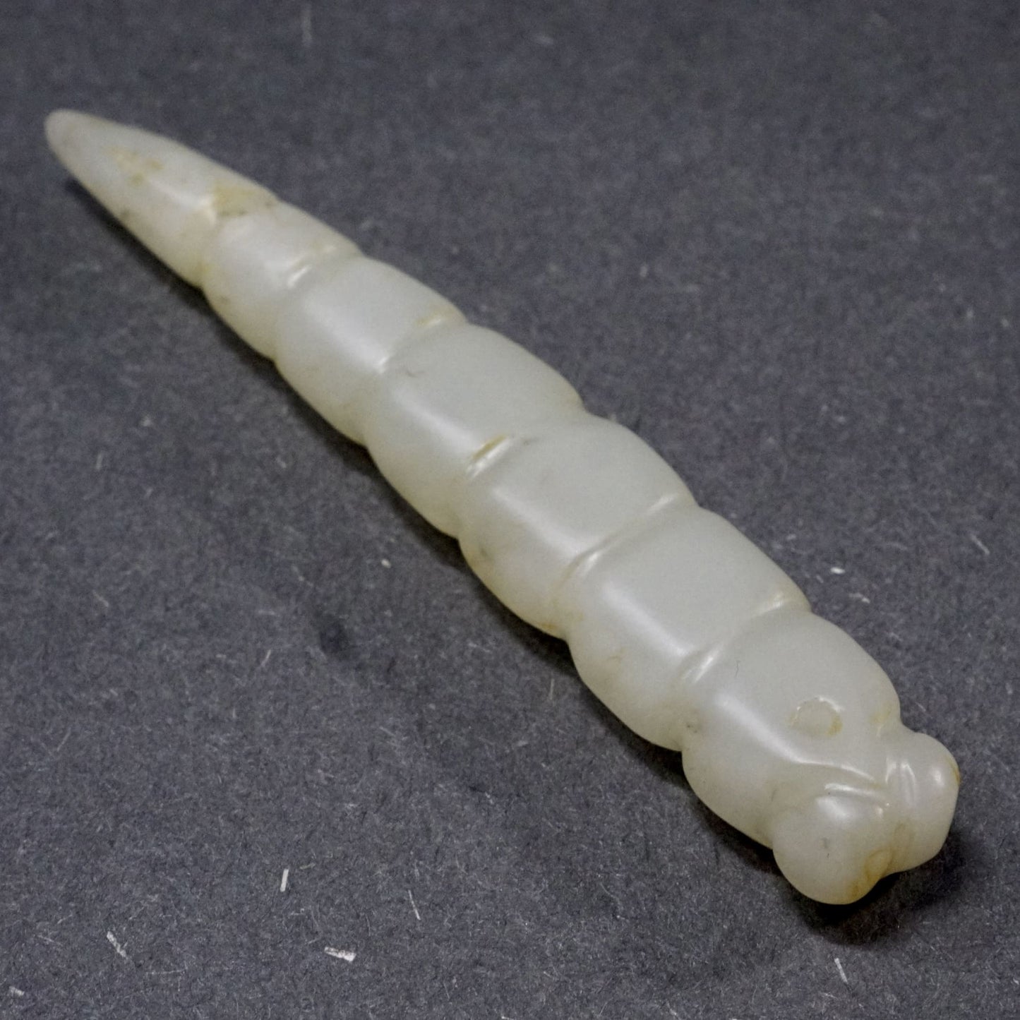 Pointed tail convex eyes rectangular curved bow-shaped white jade silkworm