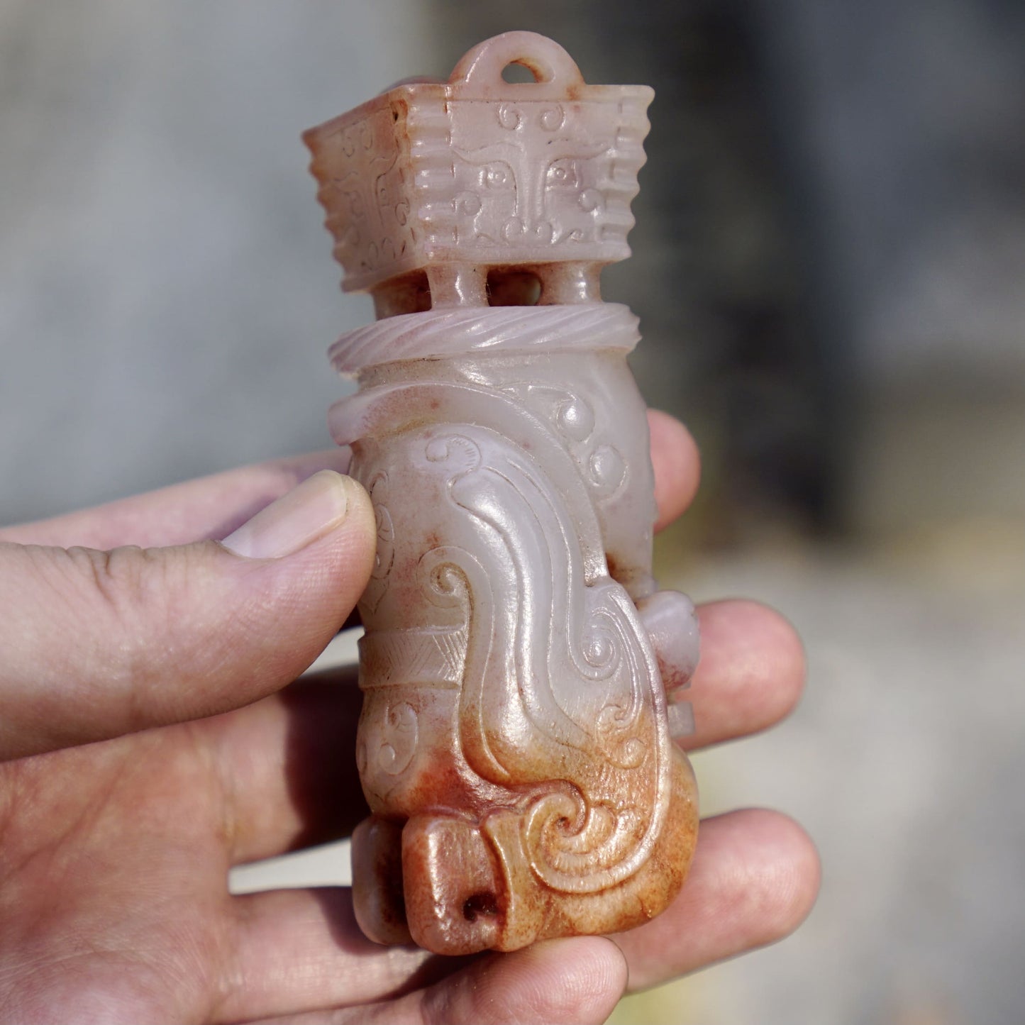 A group of white jade statues of the emperor in full dress holding a tripod and praying for blessings