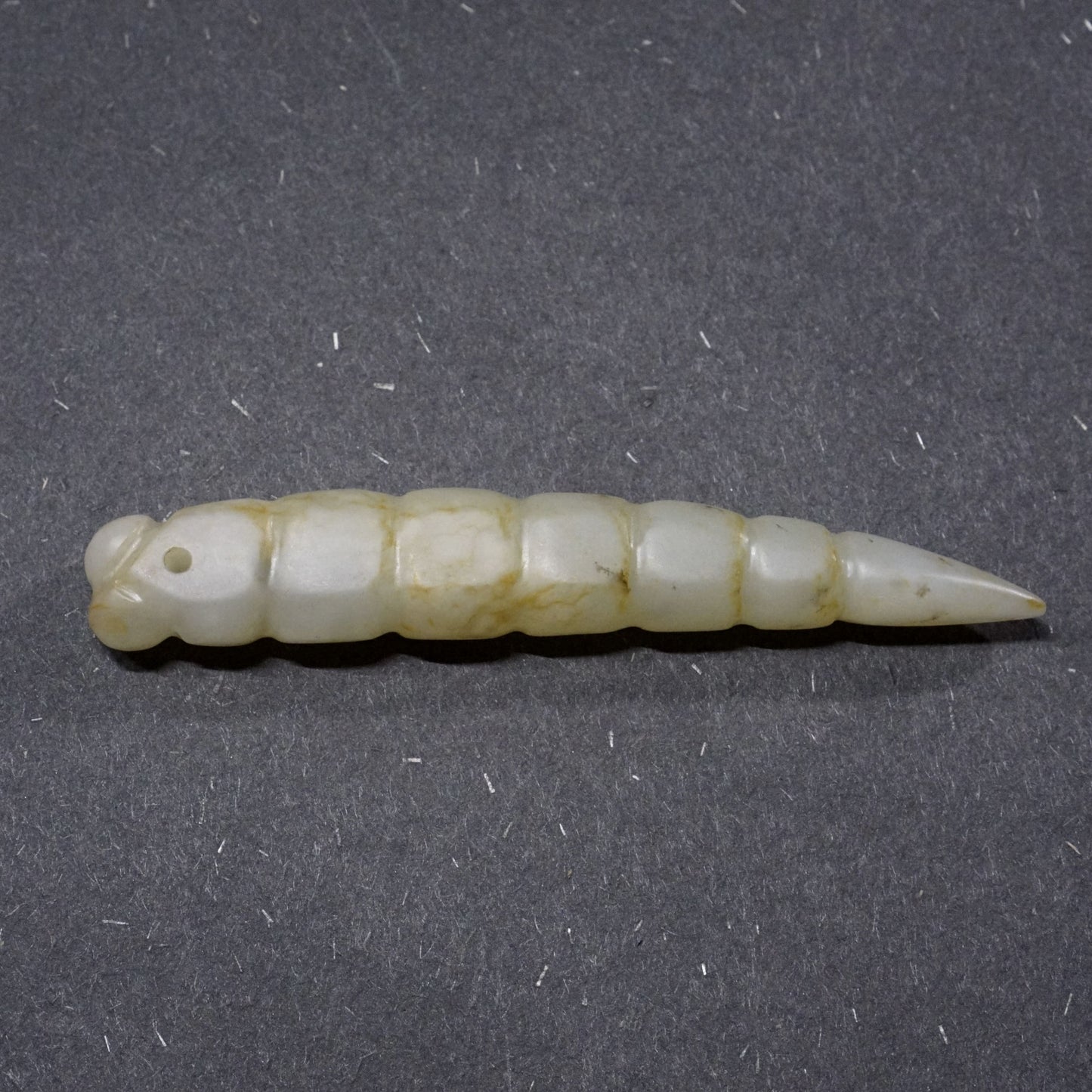 Pointed tail convex eyes rectangular curved bow-shaped white jade silkworm