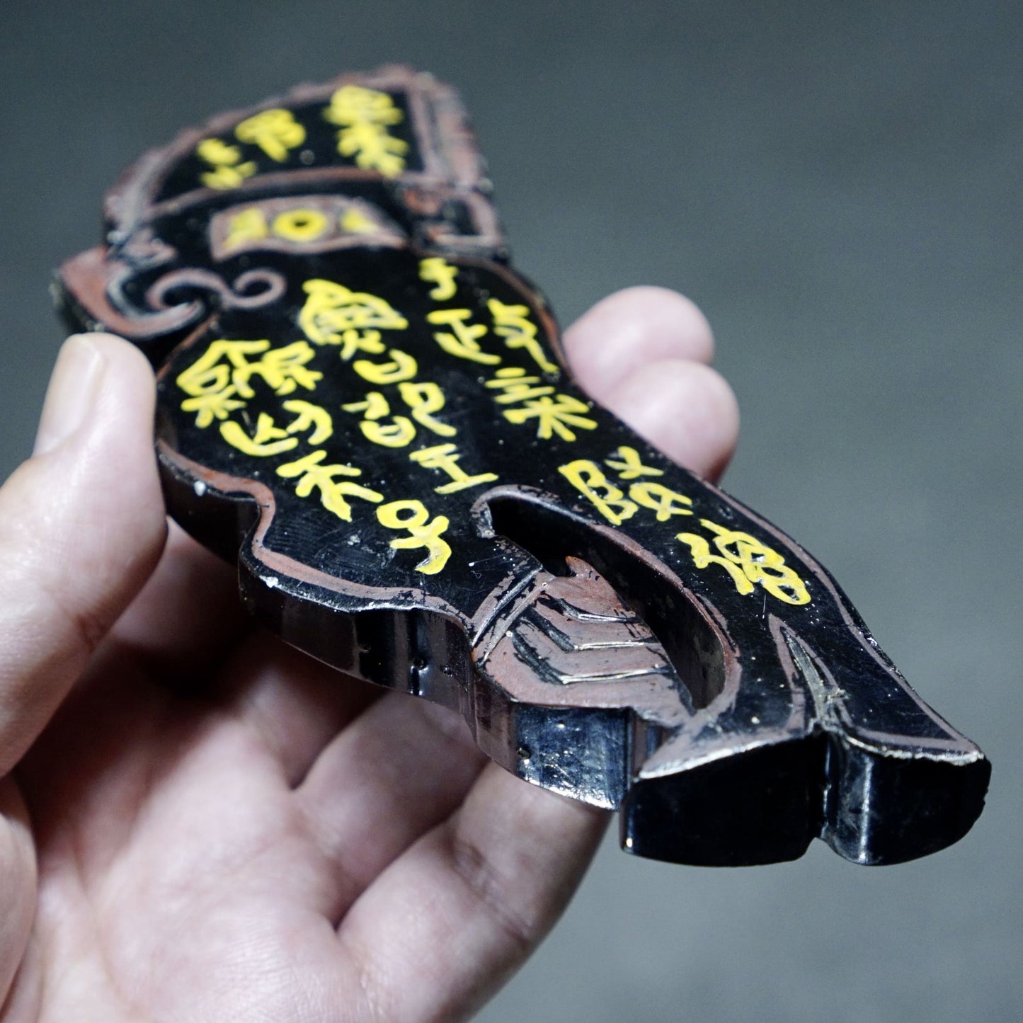 A double-sided lacquer-painted jade parrot pendant with inscriptions