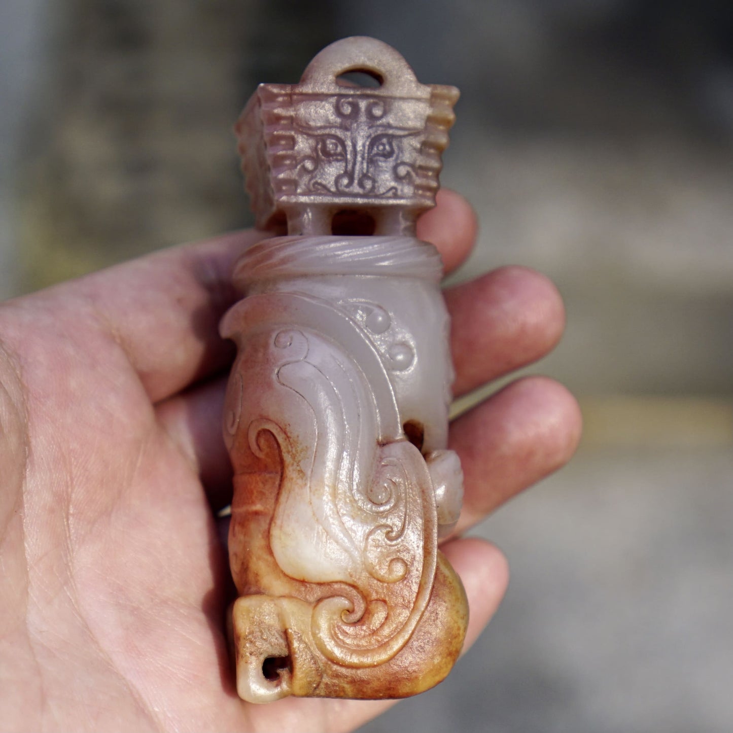 A group of white jade statues of the emperor in full dress holding a tripod and praying for blessings