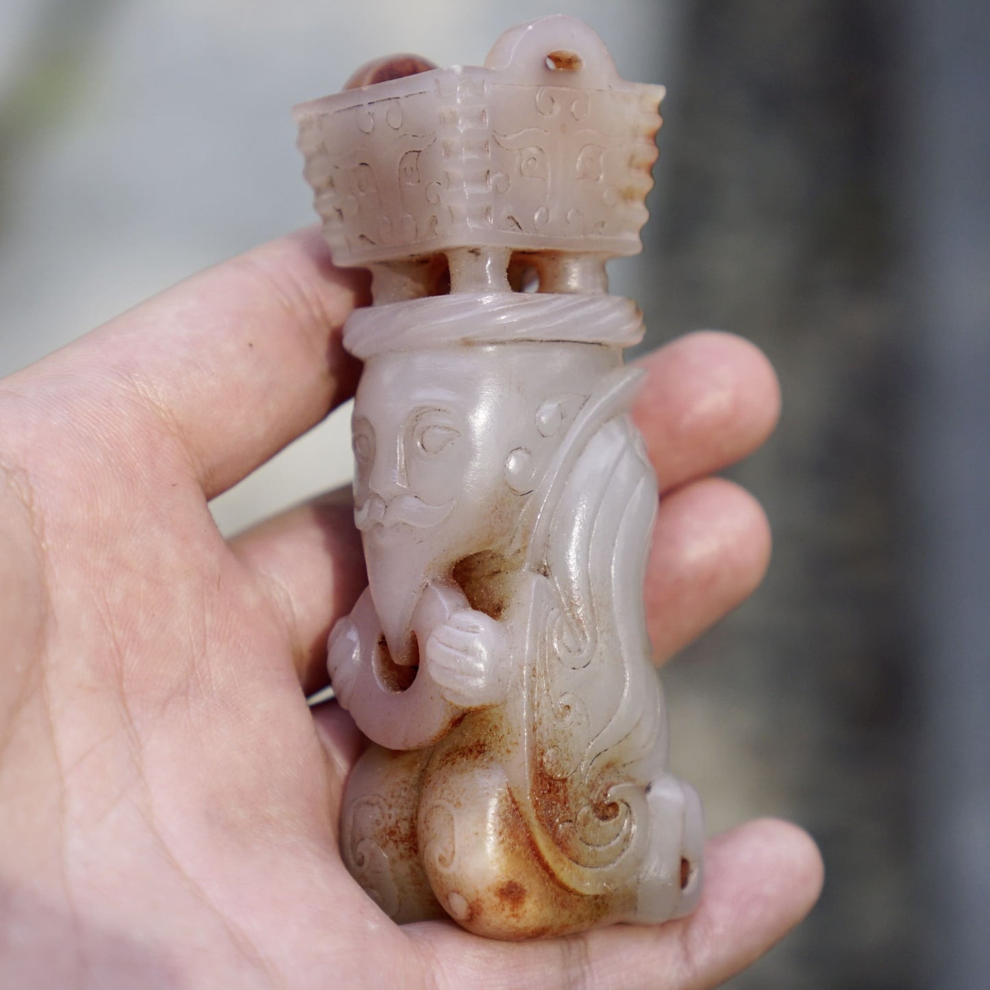 A group of white jade statues of the emperor in full dress holding a tripod and praying for blessings