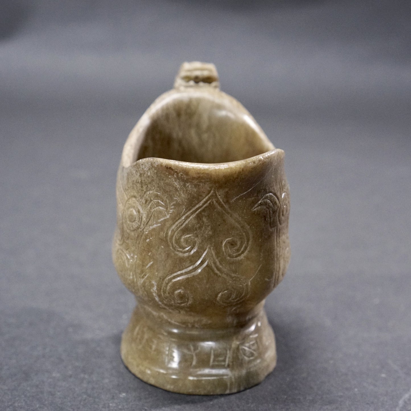 Jade goblet with tiger handle and Kuifeng pattern