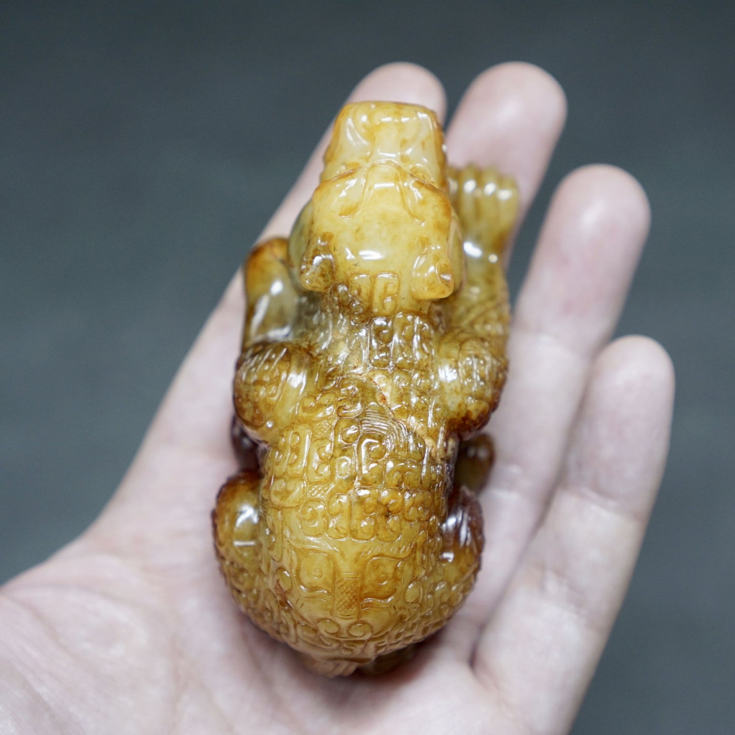 Full-scale round-carved jade tiger