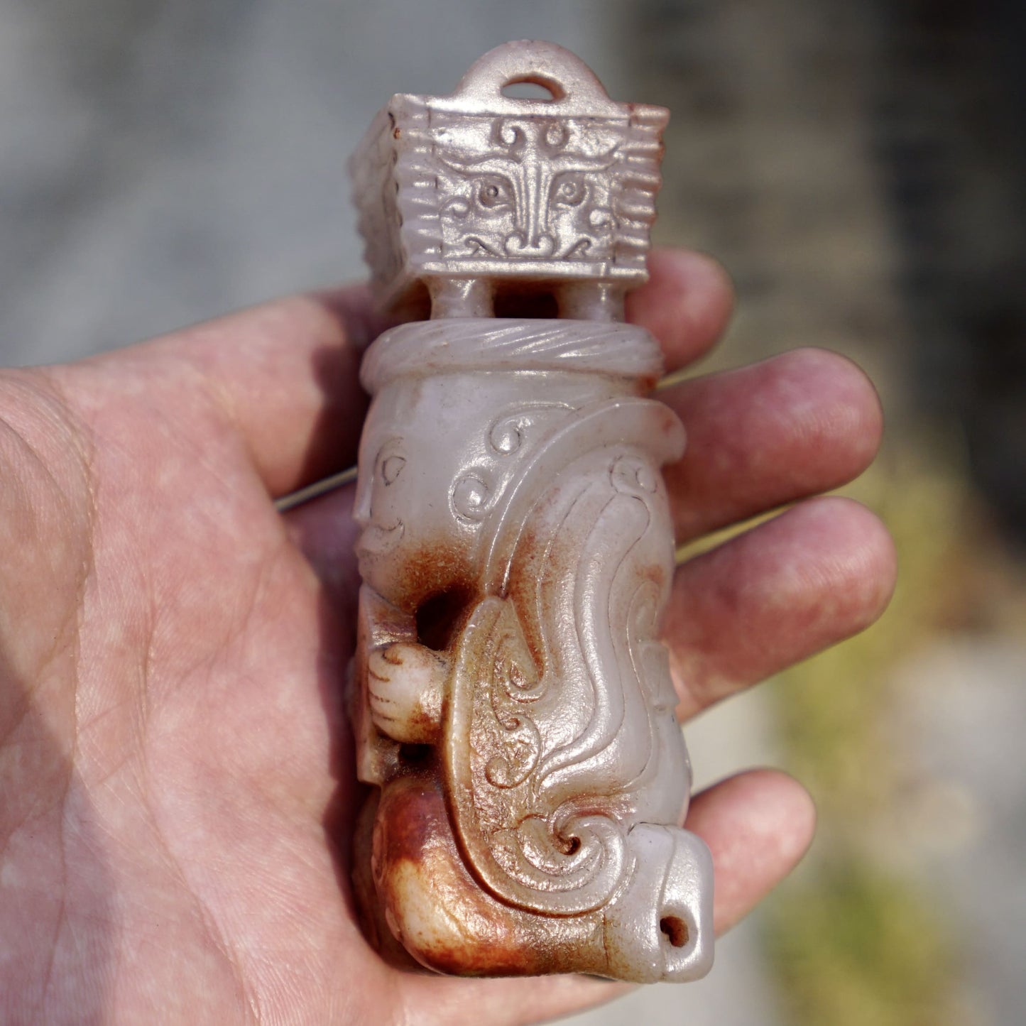 A group of white jade statues of the emperor in full dress holding a tripod and praying for blessings