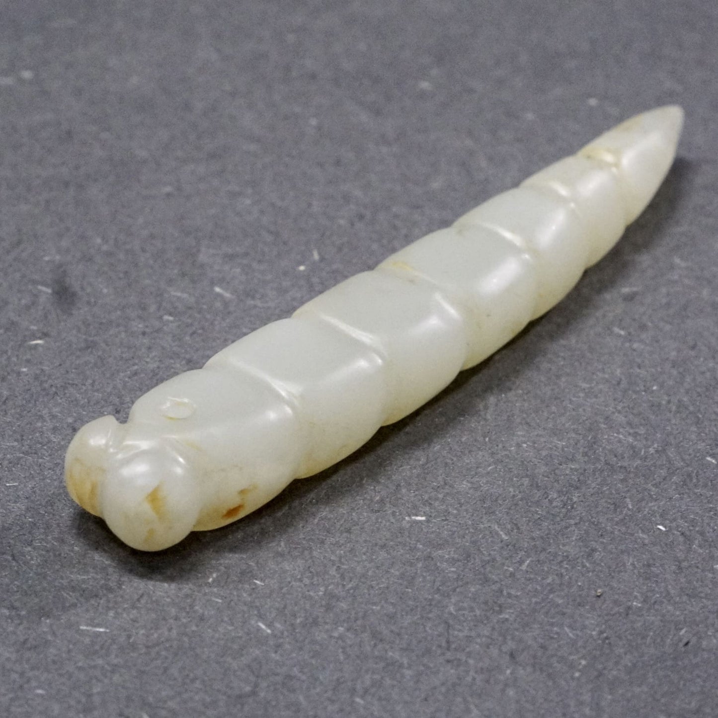 Pointed tail convex eyes rectangular curved bow-shaped white jade silkworm