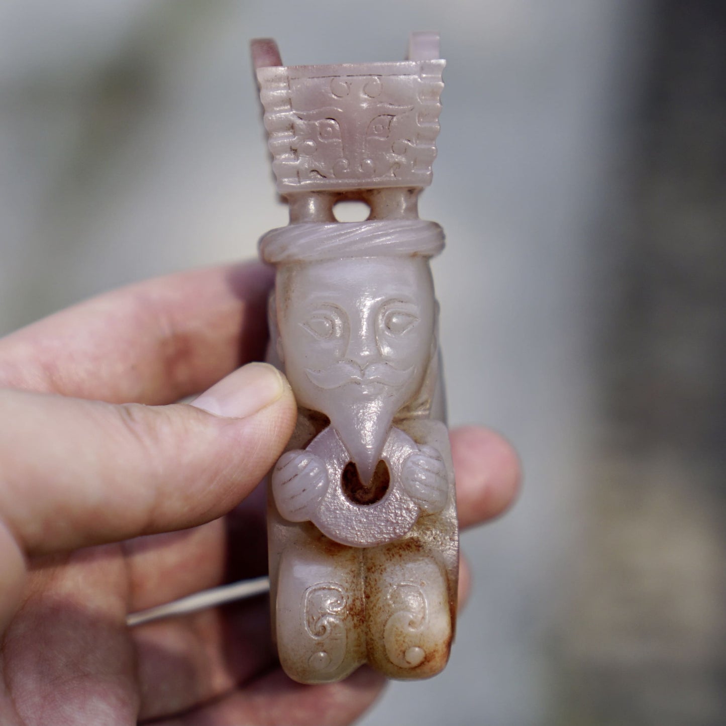 A group of white jade statues of the emperor in full dress holding a tripod and praying for blessings