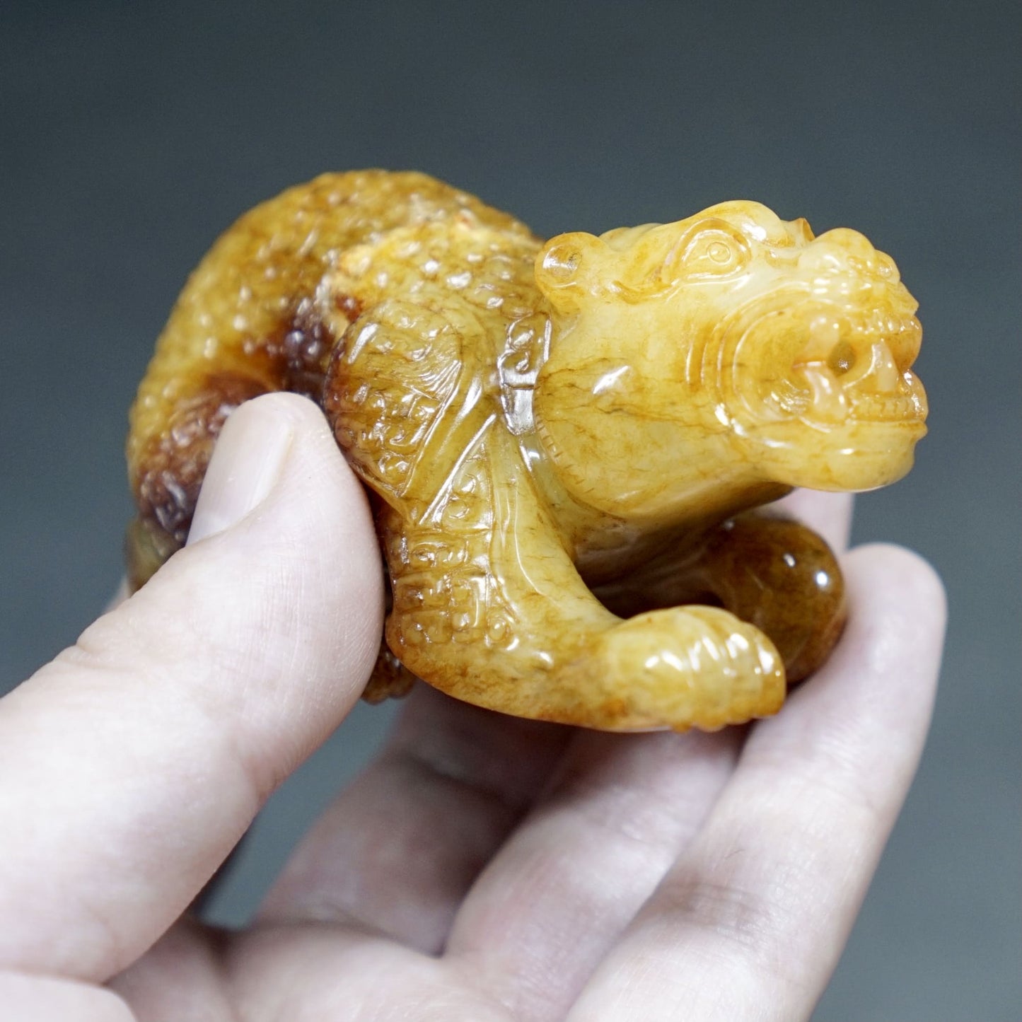 Full-scale round-carved jade tiger