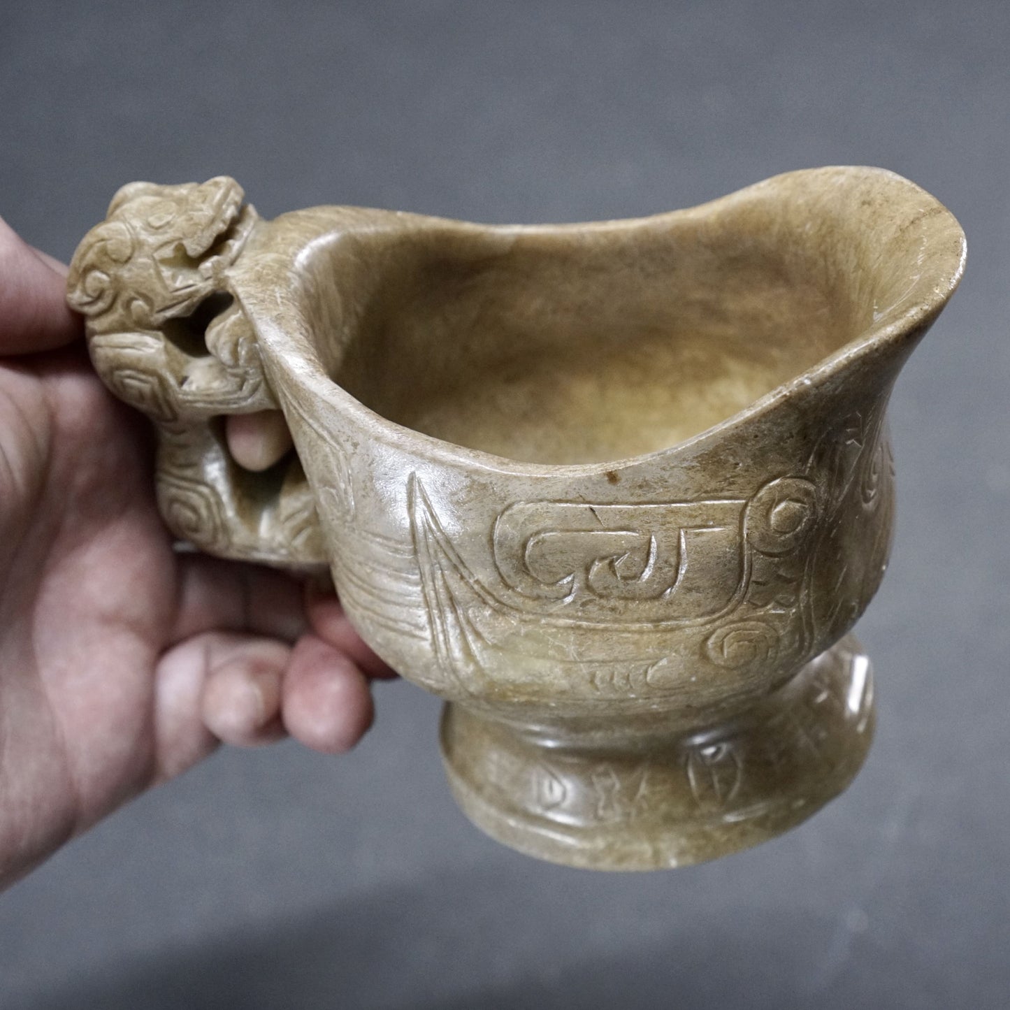 Jade goblet with tiger handle and Kuifeng pattern