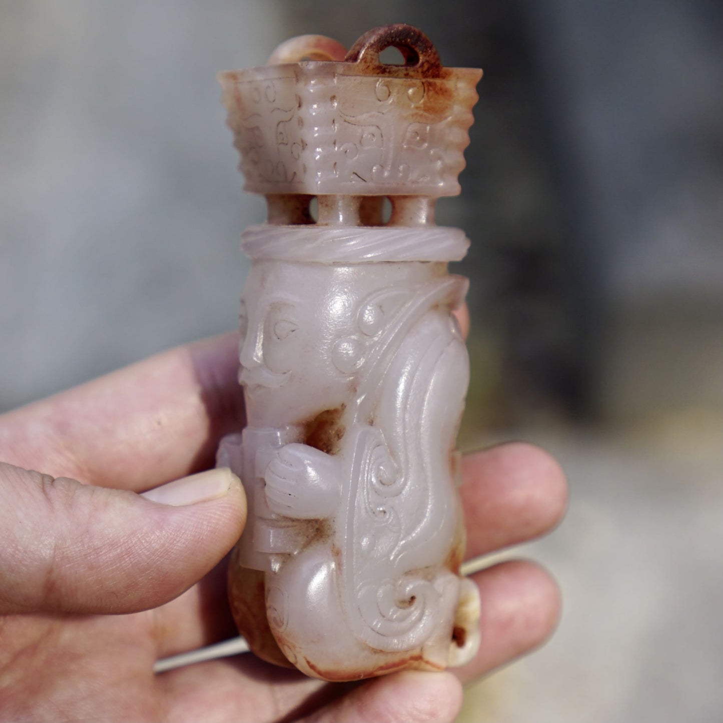 A group of white jade statues of the emperor in full dress holding a tripod and praying for blessings