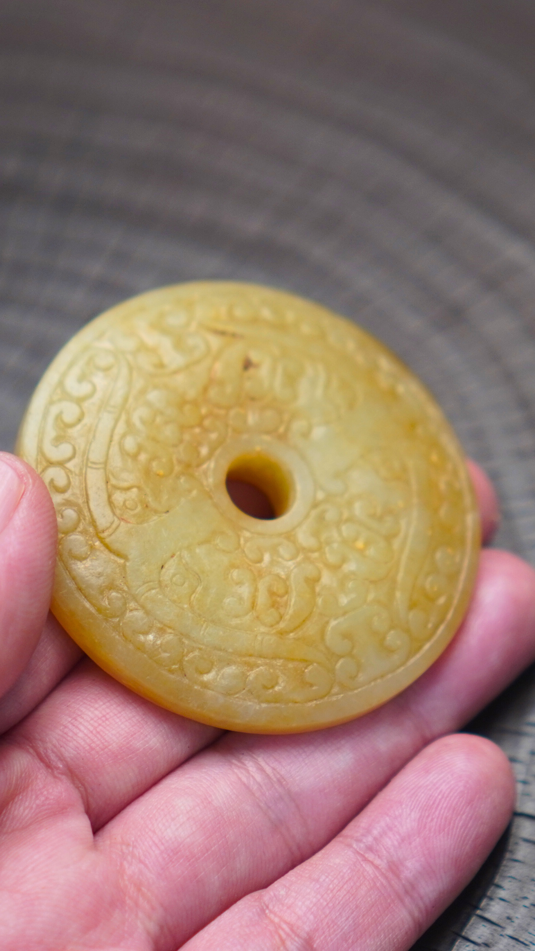 西周至春秋风格 白玉双面对称神兽纹祥云纹佩 B