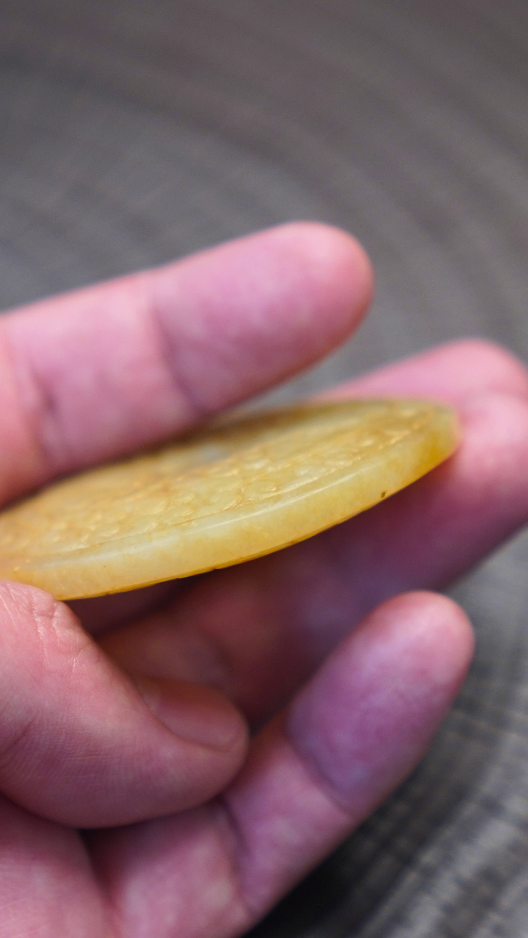 西周至春秋风格 白玉双面对称神兽纹祥云纹佩 B