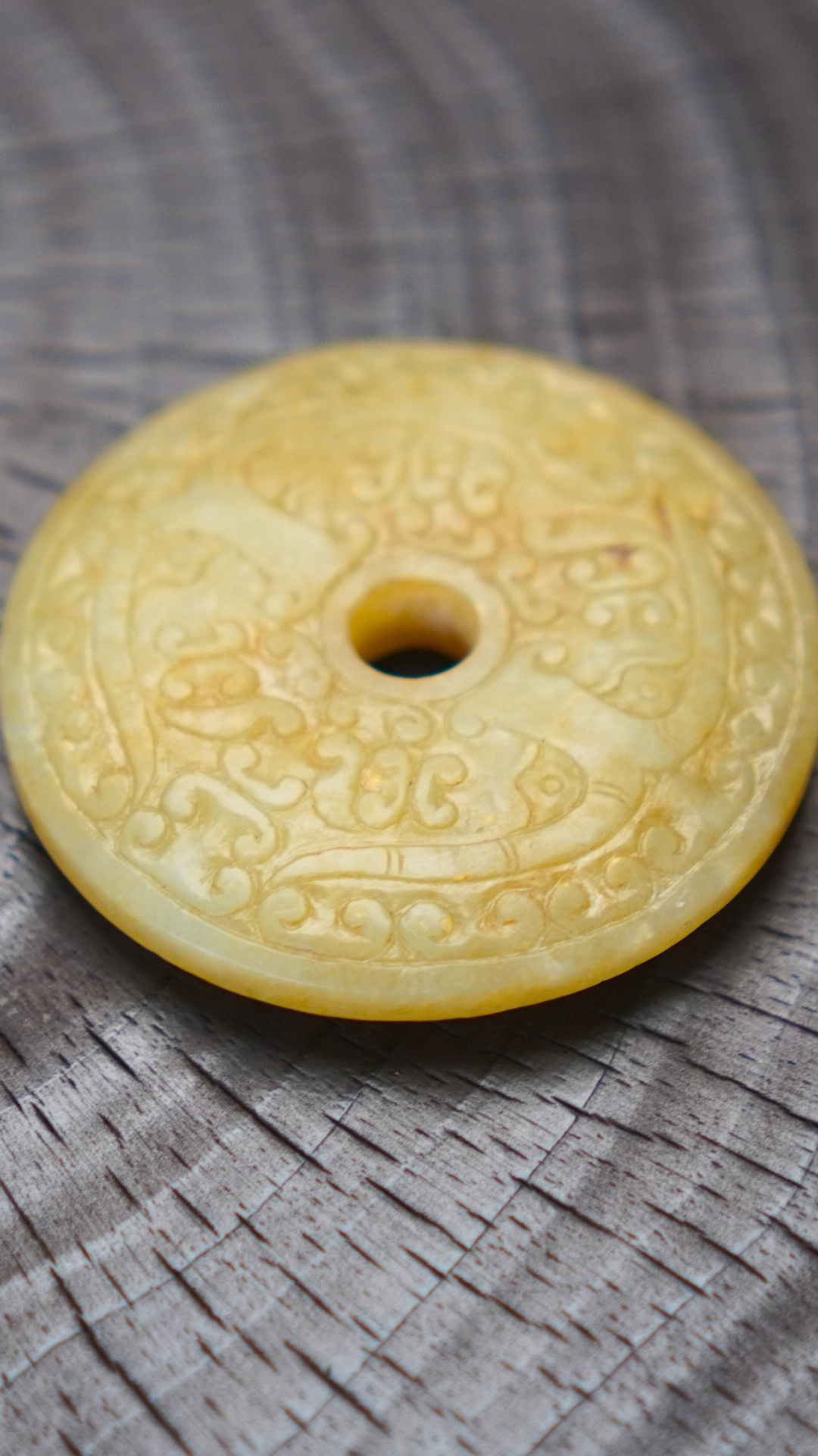 西周至春秋风格 白玉双面对称神兽纹祥云纹佩 B