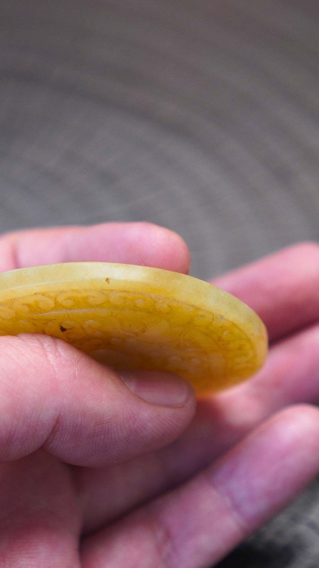 西周至春秋风格 白玉双面对称神兽纹祥云纹佩 B