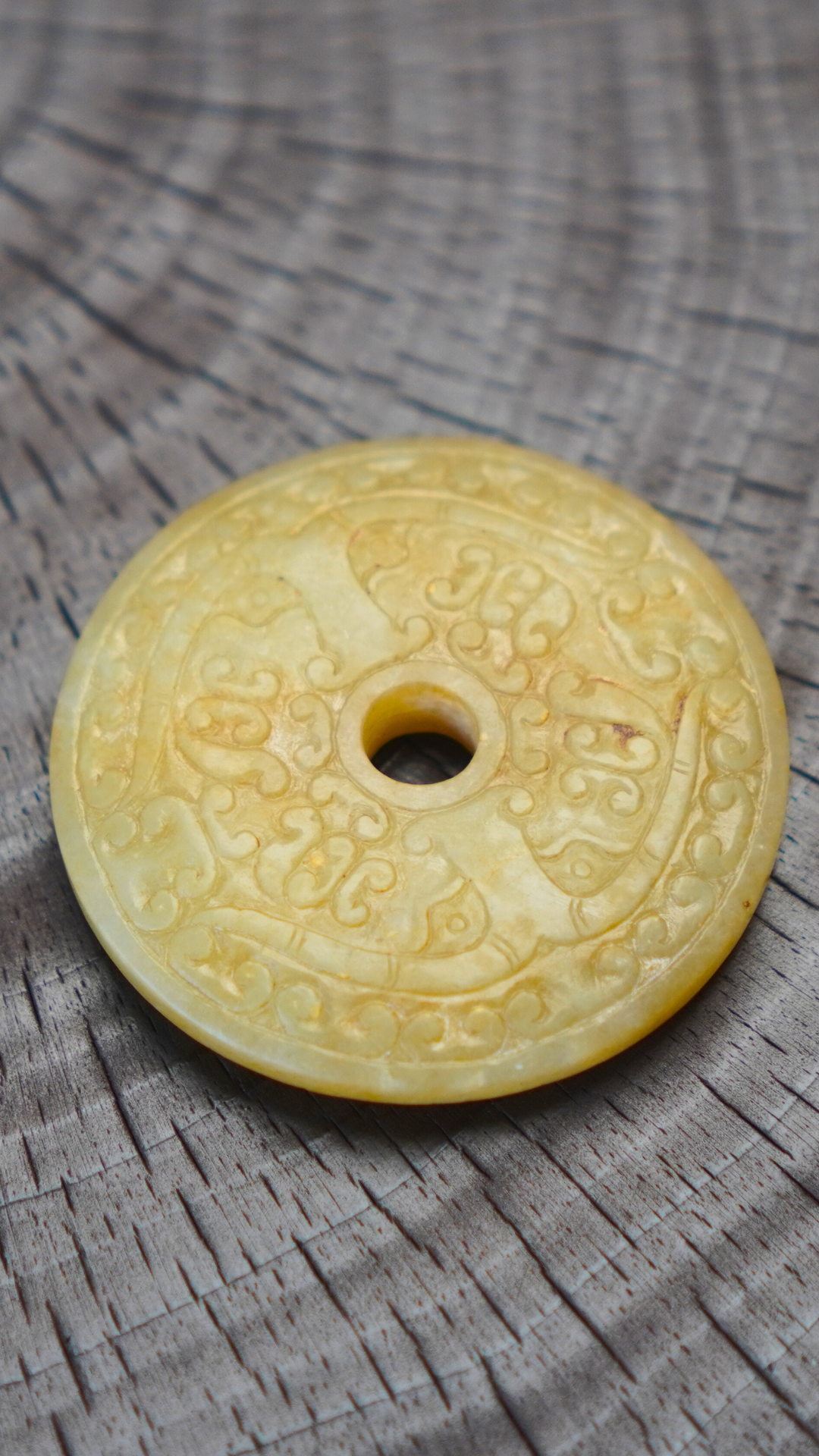 西周至春秋风格 白玉双面对称神兽纹祥云纹佩 B