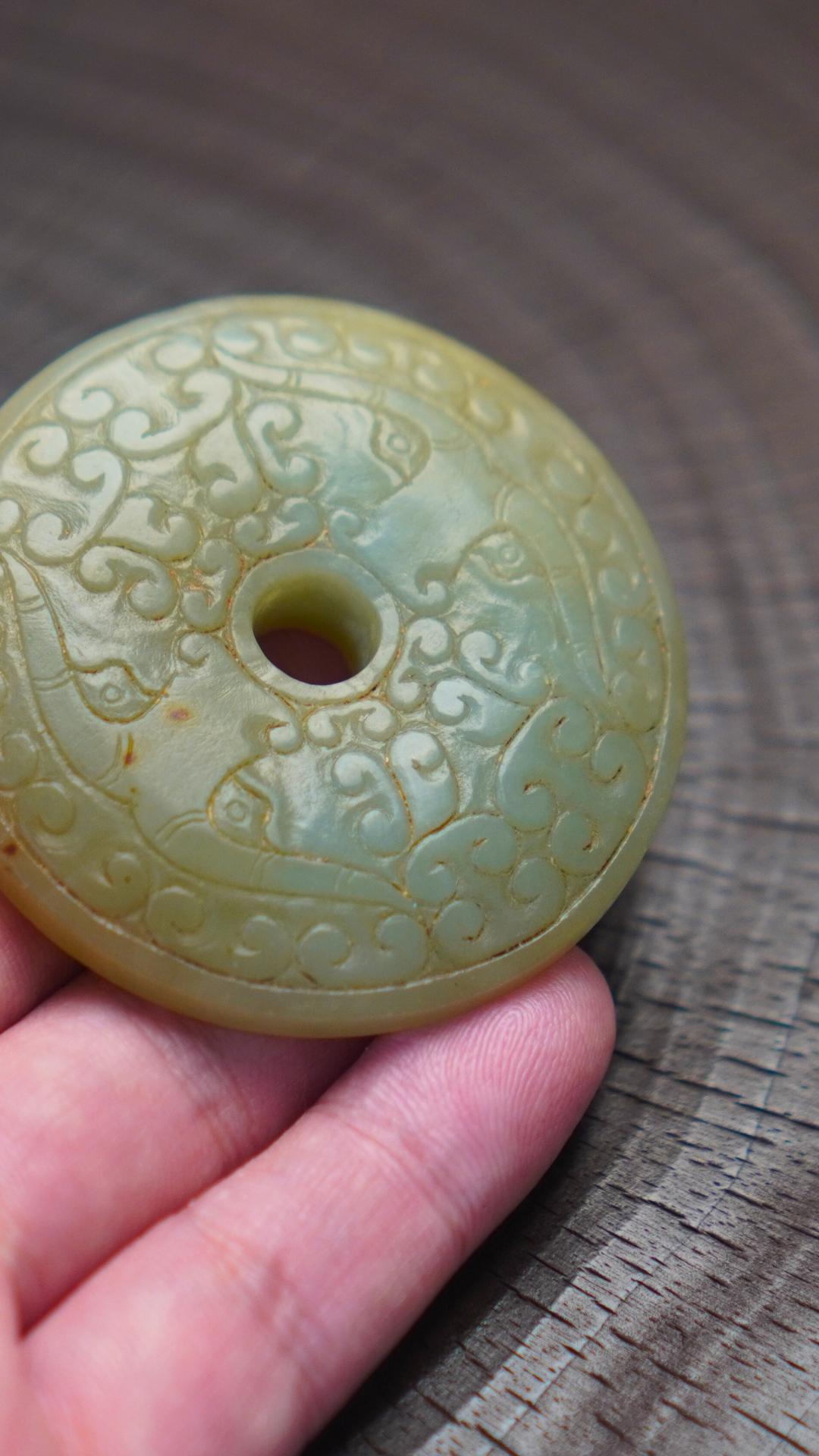 西周至春秋风格 青白玉双面对称神兽云纹佩 C