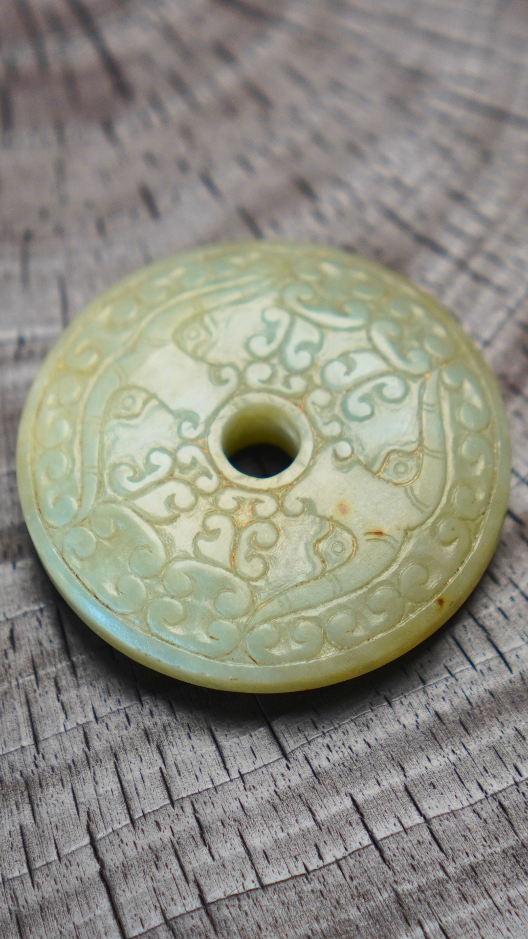 西周至春秋风格 青白玉双面对称神兽云纹佩 C