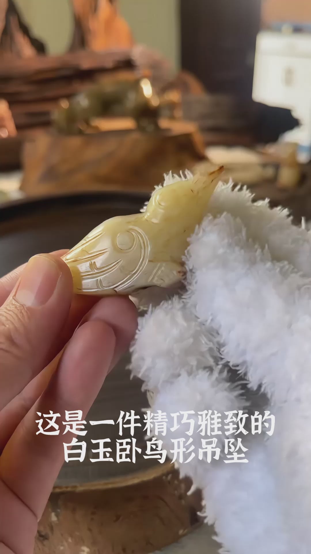 巧沁白玉圆雕尖喙鸟形吊坠– 老吴家的古玉| Wu's Jade